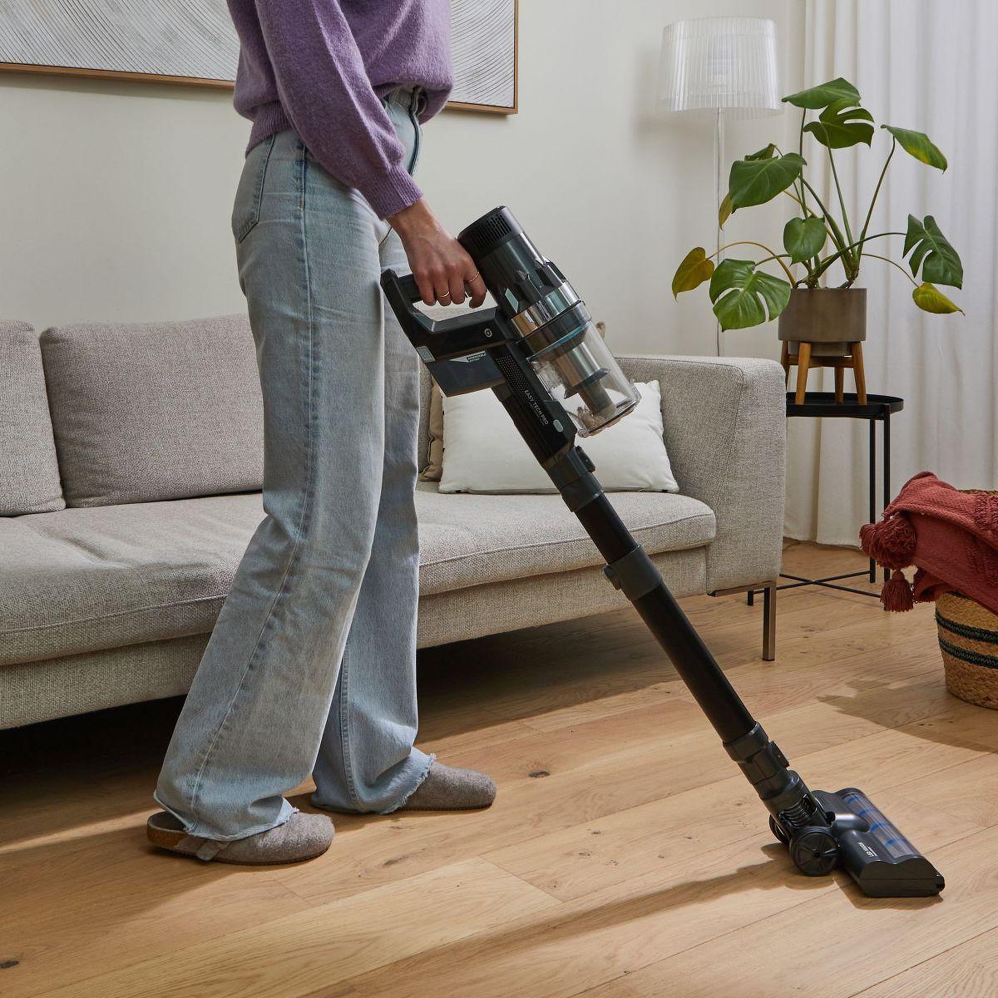 Voir la diapositive 2 : ESSENTIEL B Aspirateur balai eamu 288 easy tech pro