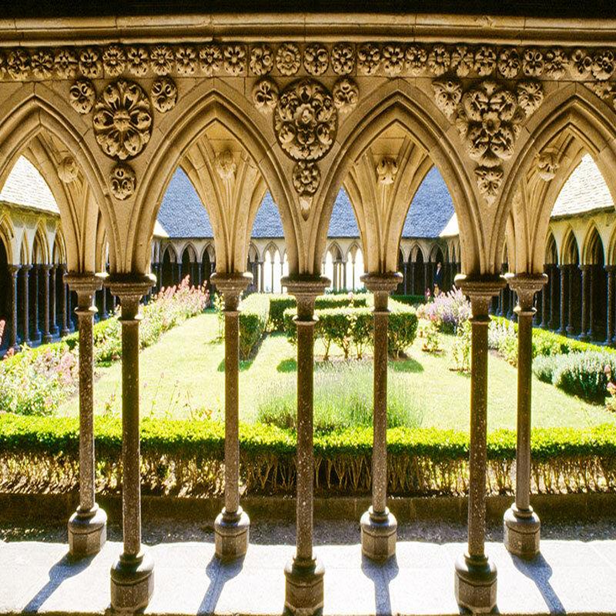 Voir la diapositive 3 : Smartbox Visite d'un trésor normand : 1 billet prioritaire pour l'abbaye du Mont-Saint-Michel - Coffret Cadeau Sport & Aventure