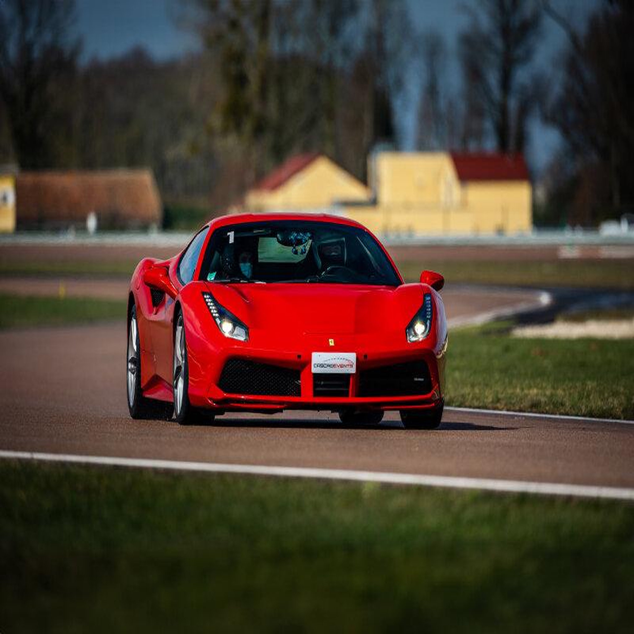 Voir la diapositive 2 : Smartbox Stage de pilotage : 2 tours sur le circuit de Vaison en Ferrari F488 GTB - Coffret Cadeau Sport & Aventure