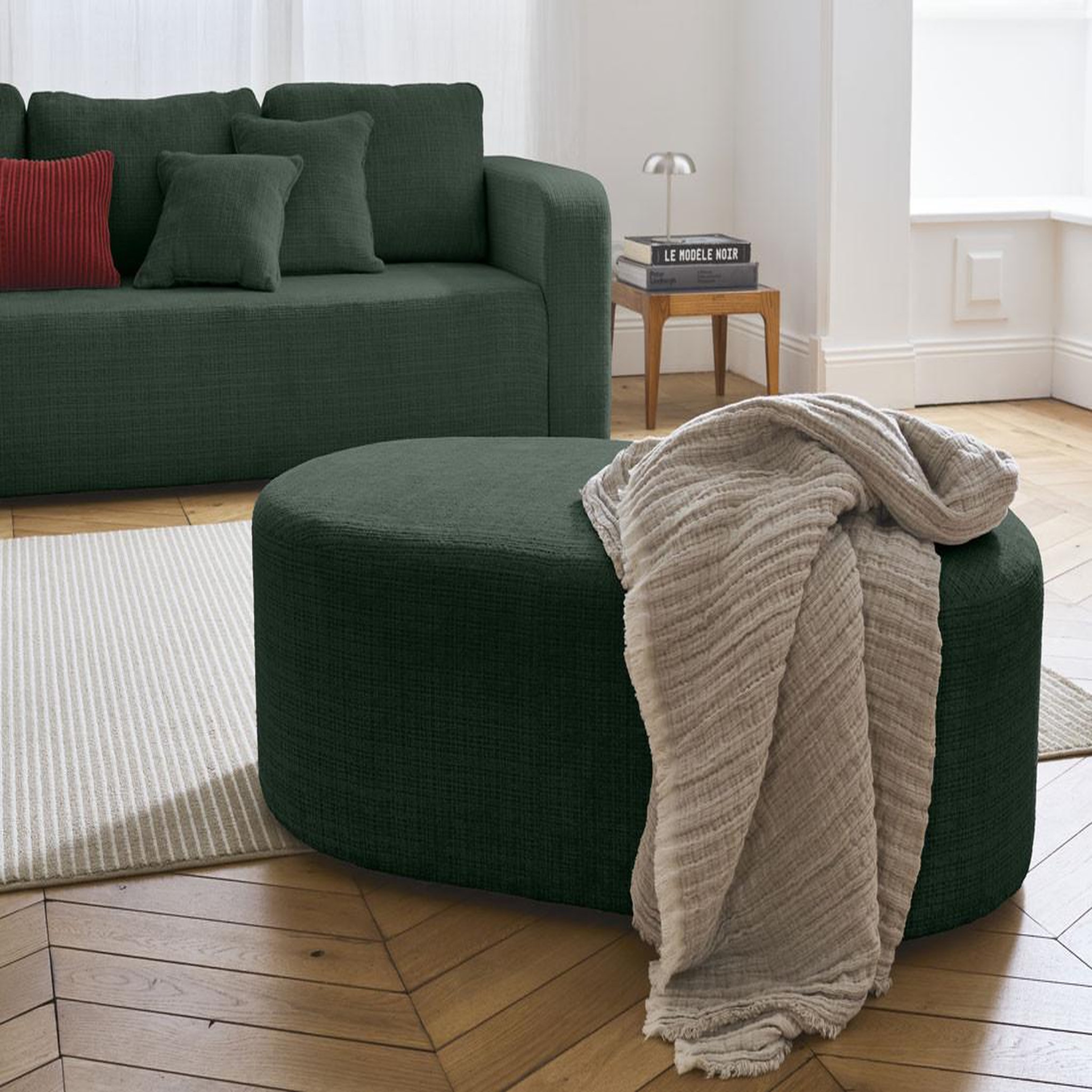 Voir la diapositive 1 : BEST MOBILIER Miro - pouf en velours texturé