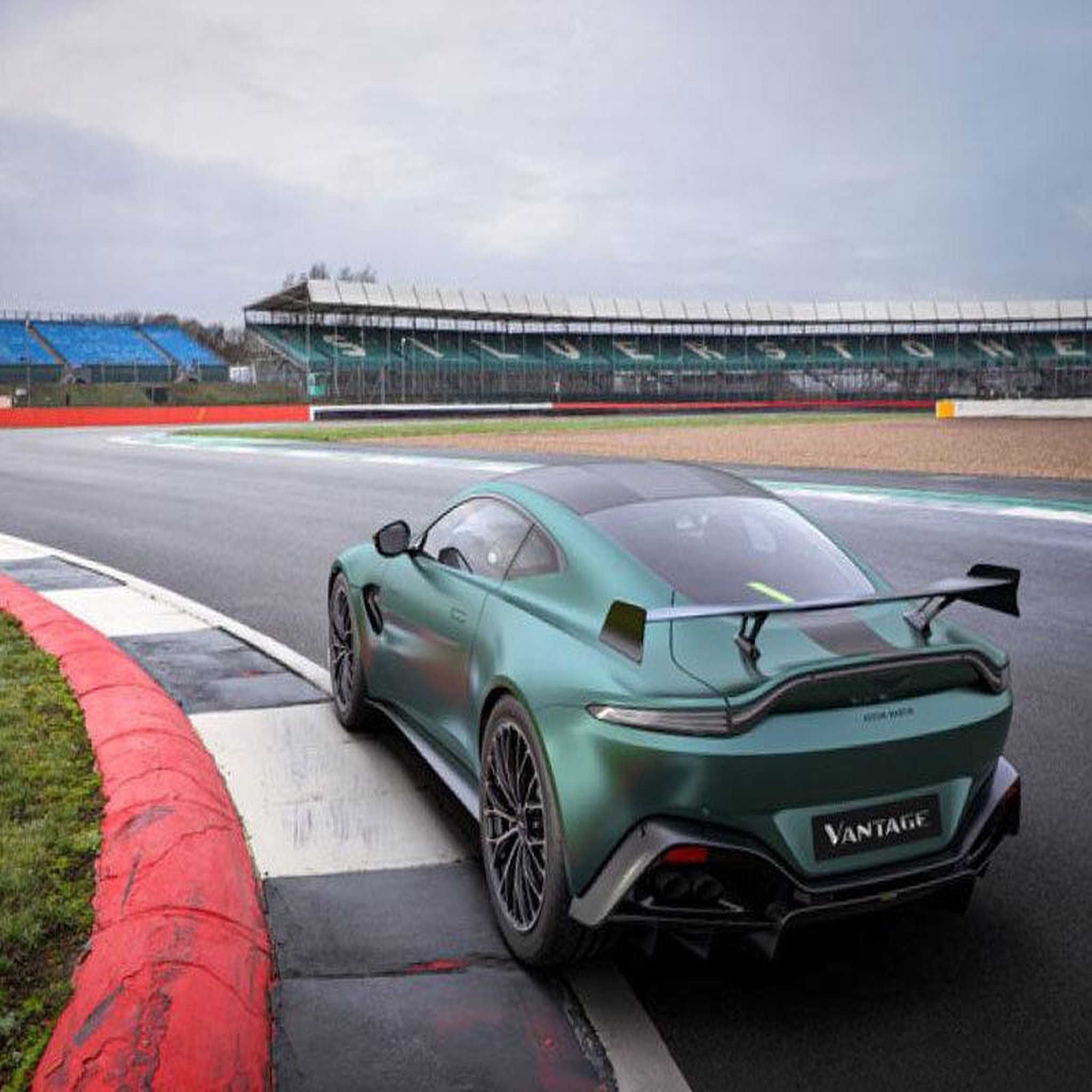 Voir la diapositive 2 : Smartbox Stage de pilotage : 2 tours en Aston Martin Vantage F1 sur circuit - Coffret Cadeau Sport & Aventure
