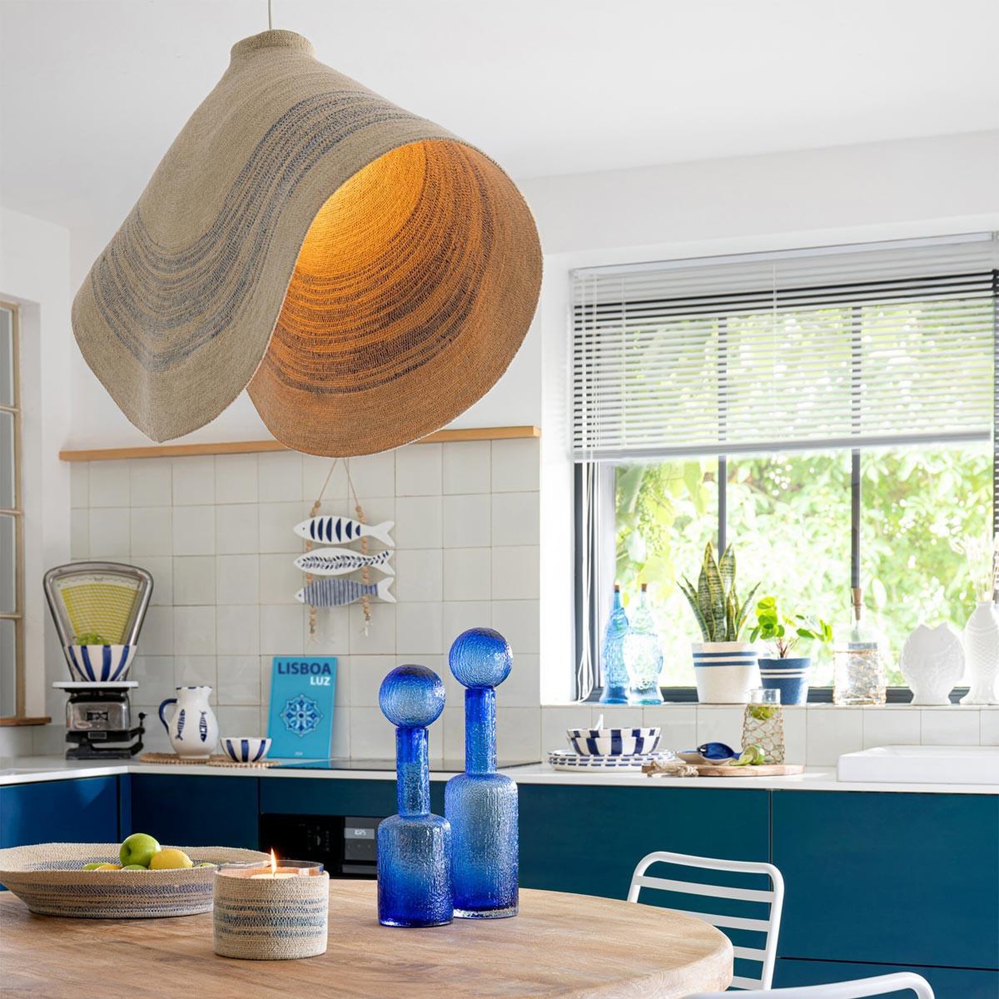 Voir la diapositive 3 : J-LINE Suspension en Jonc de Mer  Galene  100cm Naturel & Bleu