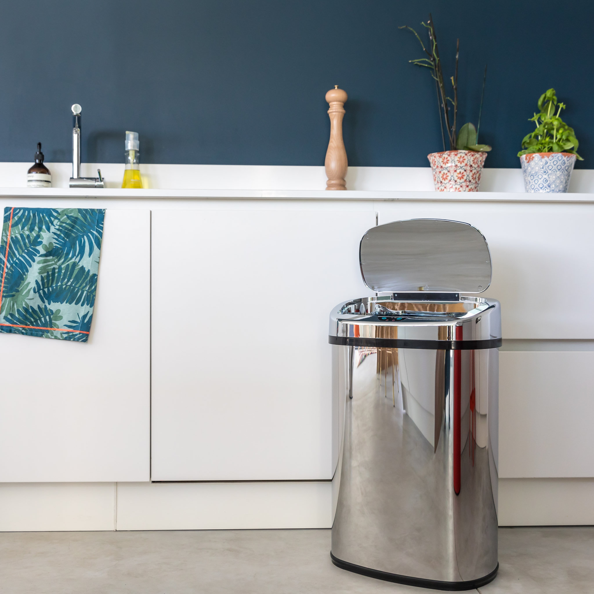Voir la diapositive 6 : KITCHEN MOVE Poubelle automatique 68L carrée Inox MAJESTIC