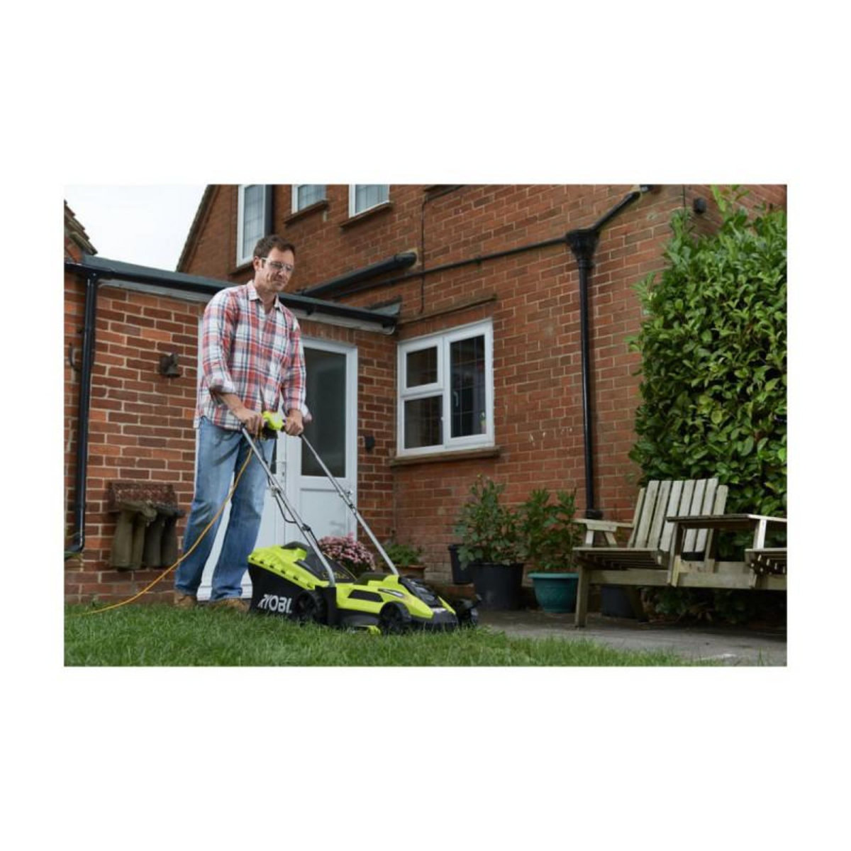Ryobi Pack RYOBI Tondeuse électrique 1300W Coupe 33cm RLM13E33S - Lame de tondeuse électrique 33cm RAC420
