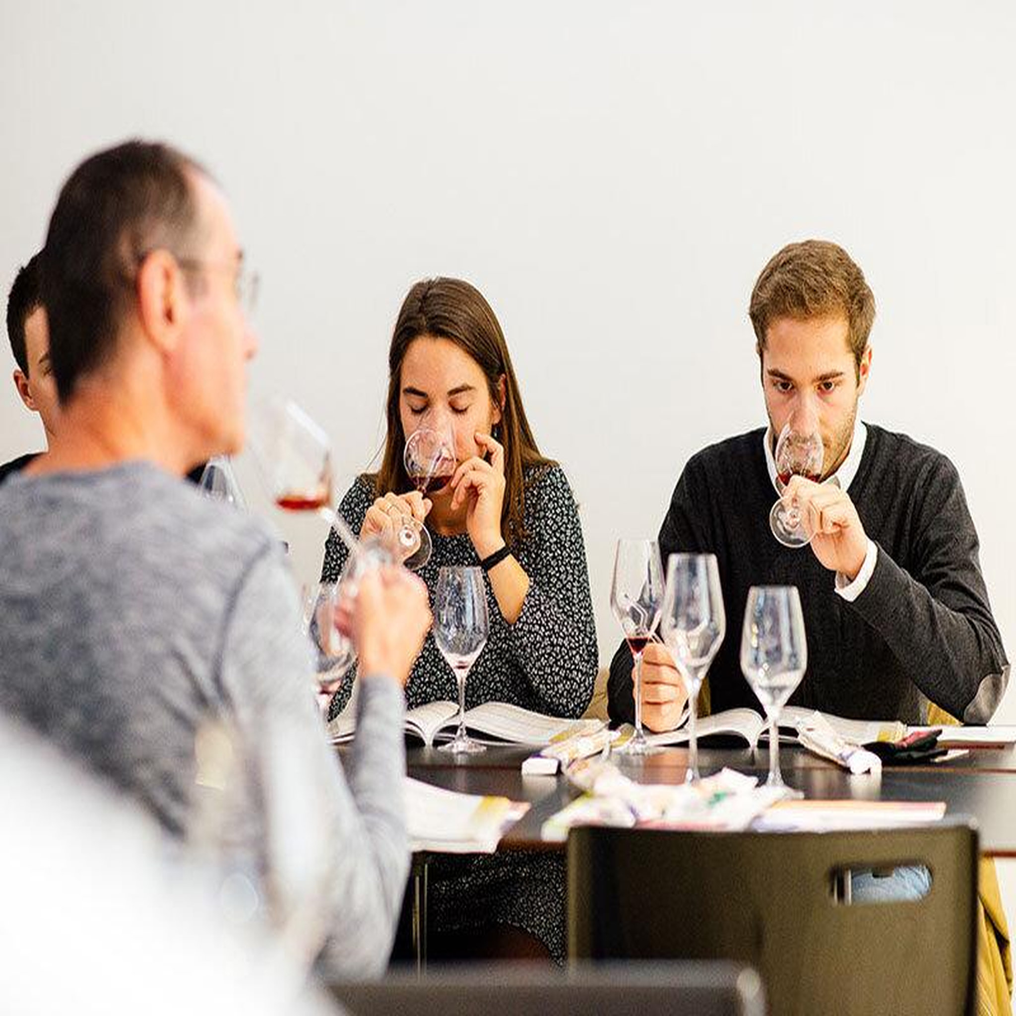 Voir la diapositive 2 : Smartbox Cours d'œnologie Prestige de 2h : grands crus de Bordeaux ou Bourgogne avec ProDégustation - Coffret Cadeau Gastronomie