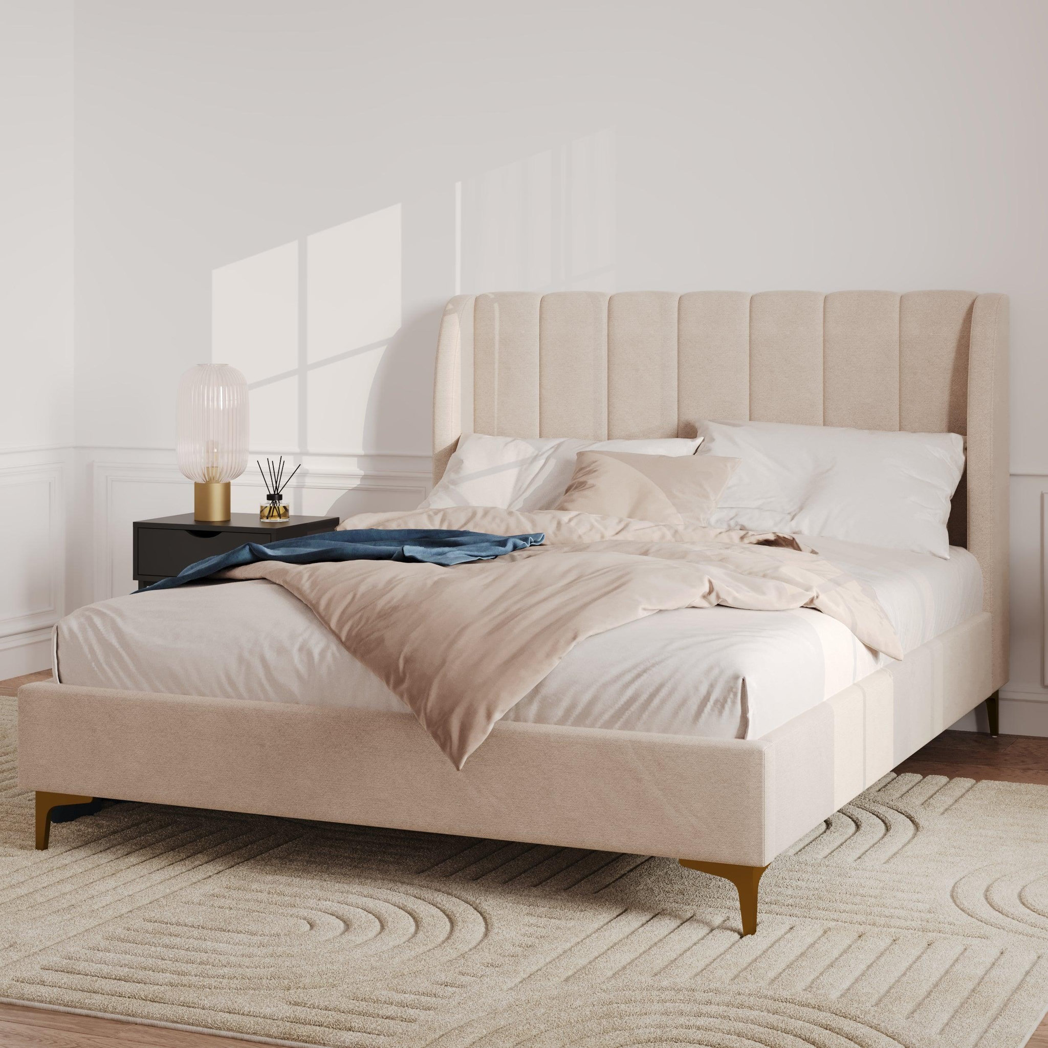 Voir la diapositive 2 : MAISON PAVANE Lit double 140x190 cm en tissu beige et pieds dorés-koda
