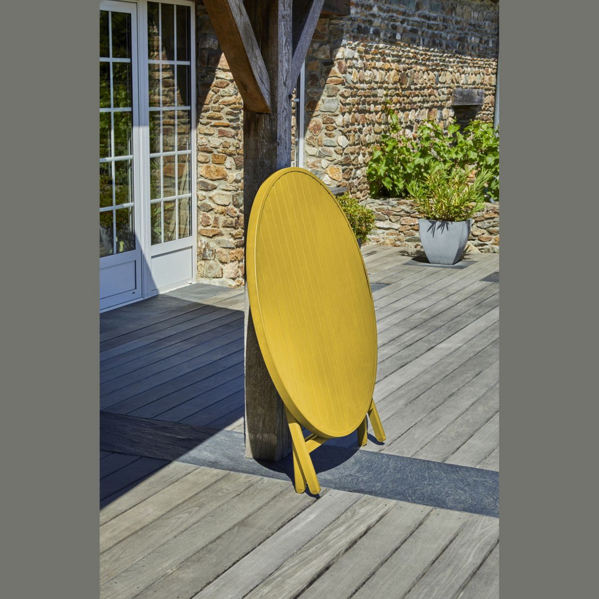 DCB GARDEN Table de jardin ronde pliante - 4/6 places - Aluminium - Jaune moutarde - MARIUS