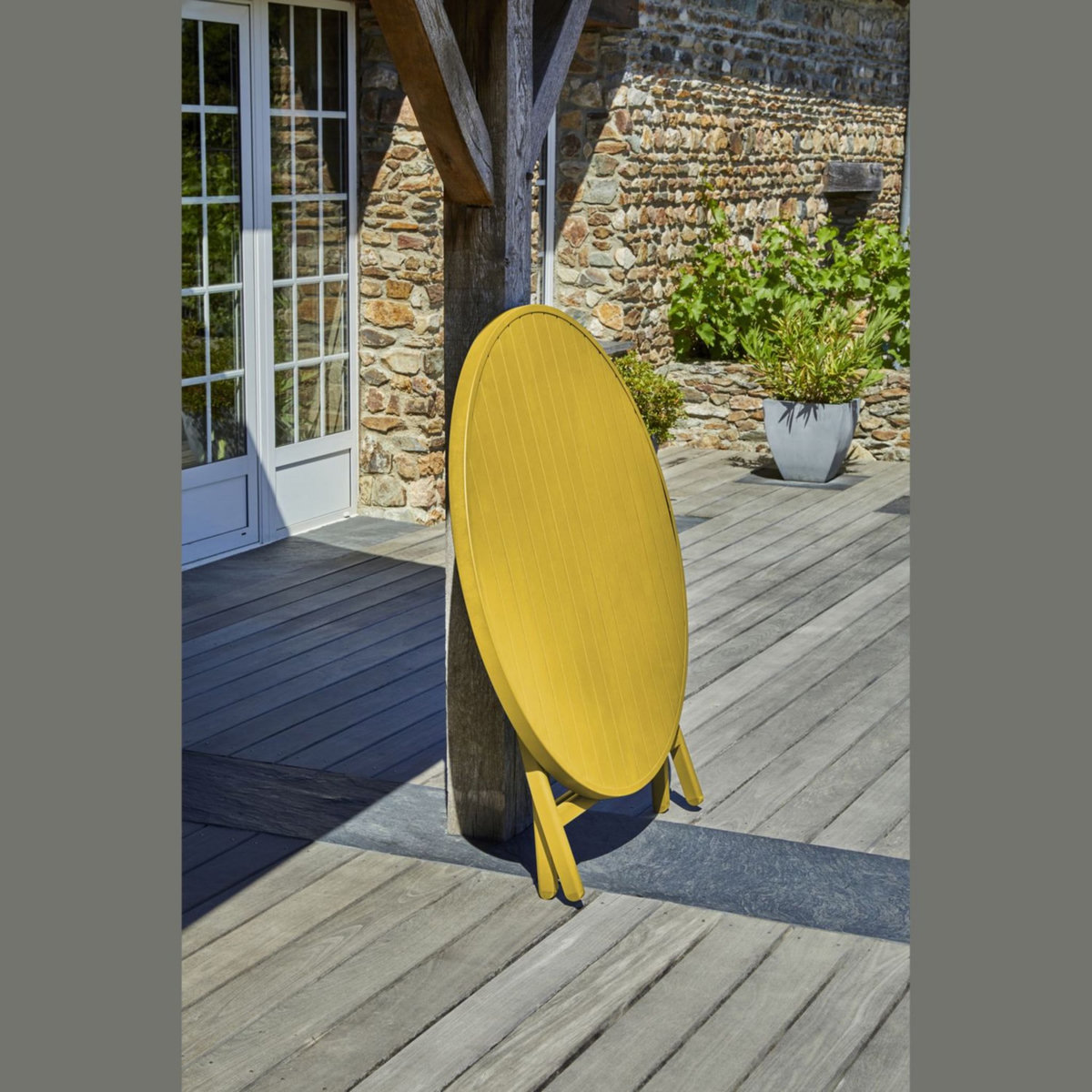 DCB GARDEN Table de jardin ronde pliante - 4/6 places - Aluminium - Jaune moutarde - MARIUS