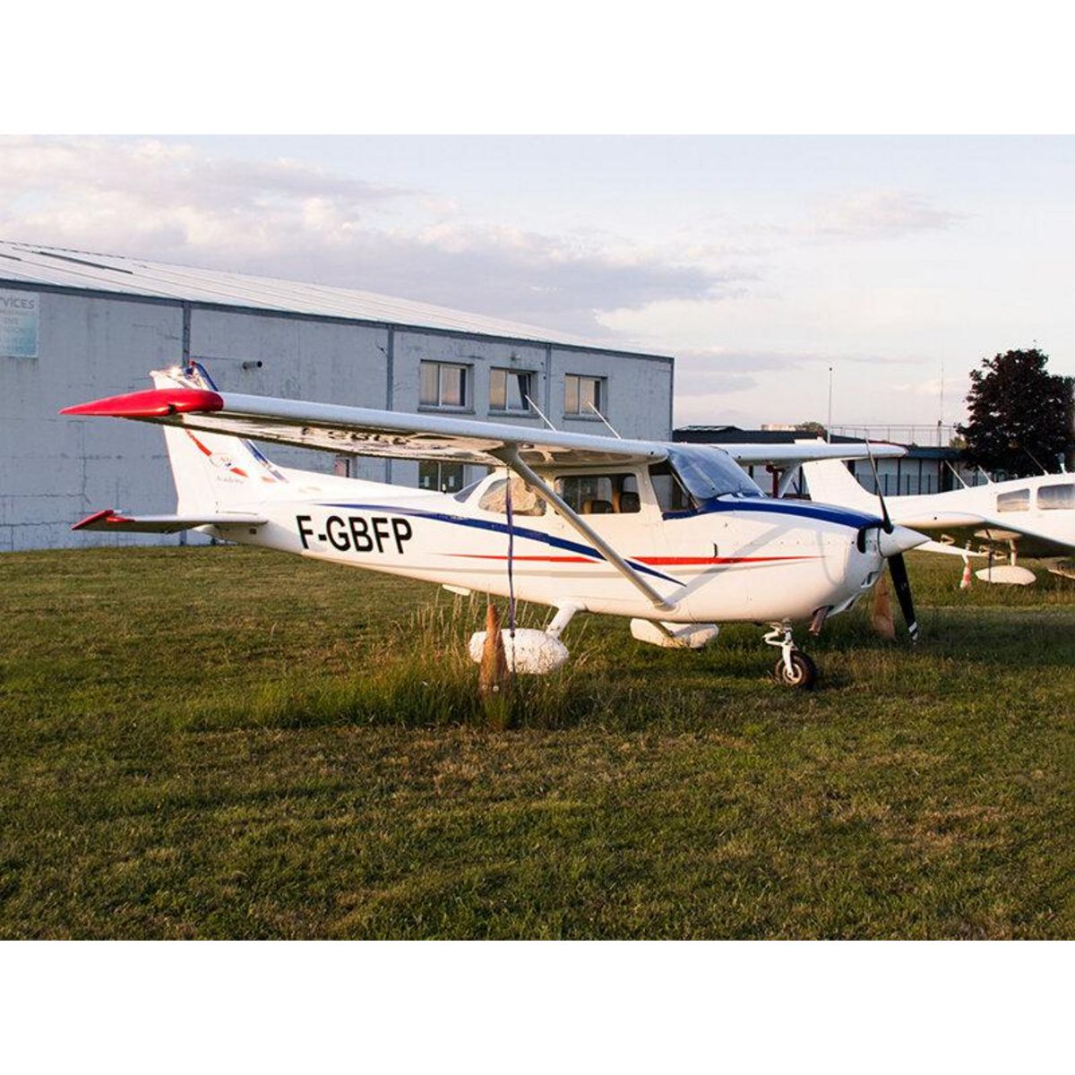 Smartbox Vol d'initiation de 30 min avec prise de commandes pour 2 personnes près de Paris - Coffret Cadeau Sport & Aventure