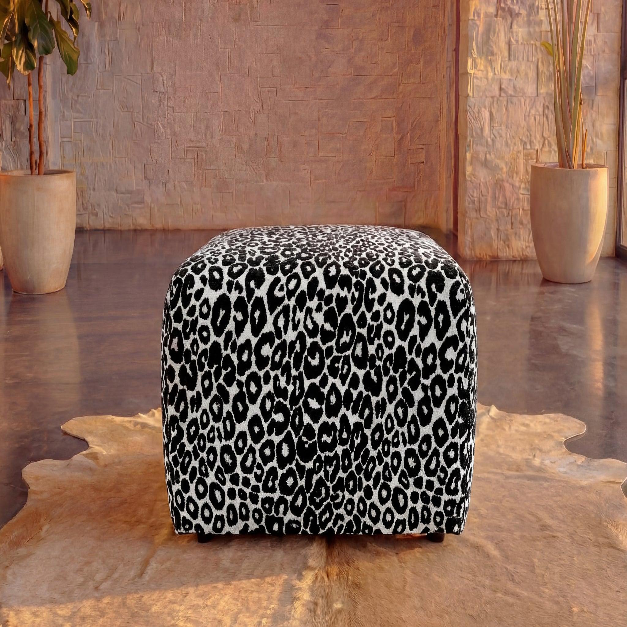 Voir la diapositive 4 : CASANOVA PARIS Elio - pouf en tissu imprimé animalier beige 74x74x41