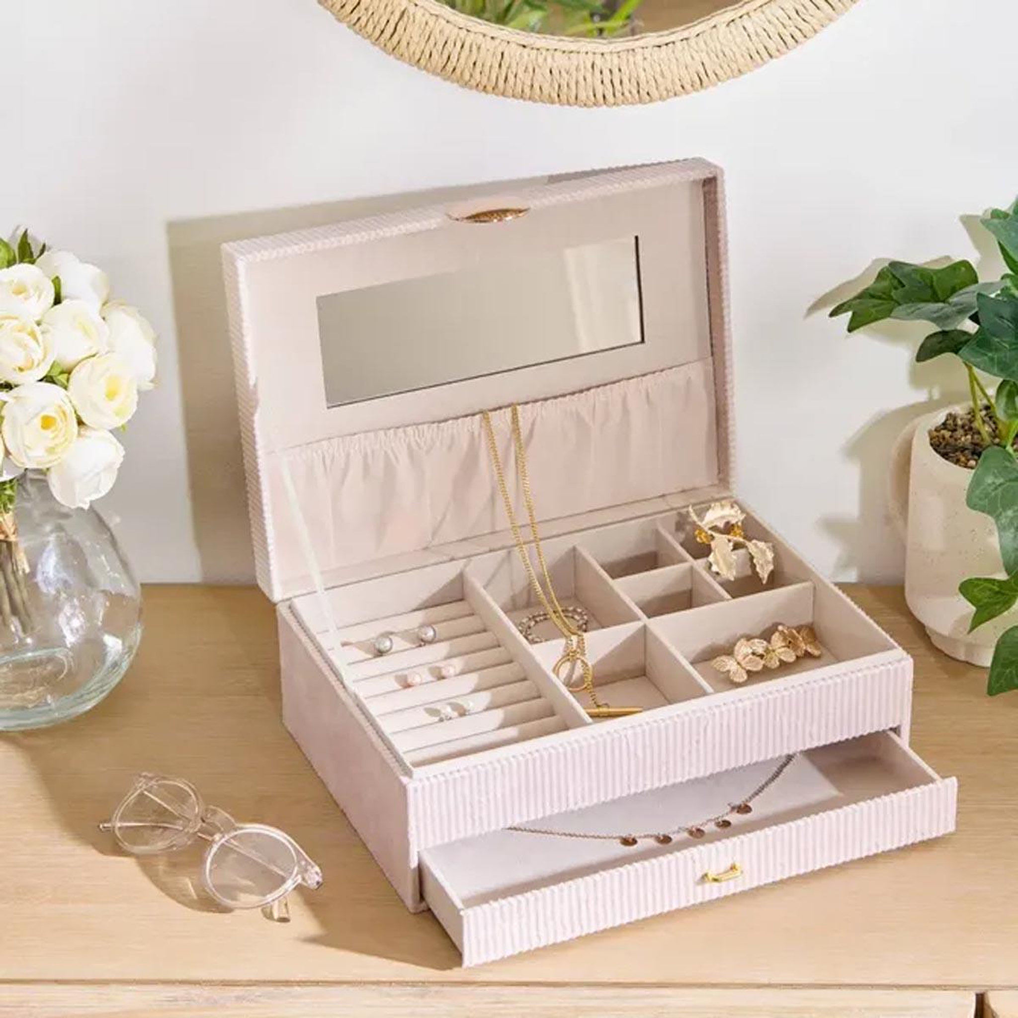 Voir la diapositive 5 : ATMOSPHERA Boîte à Bijoux en Velours  Enya  27cm Beige