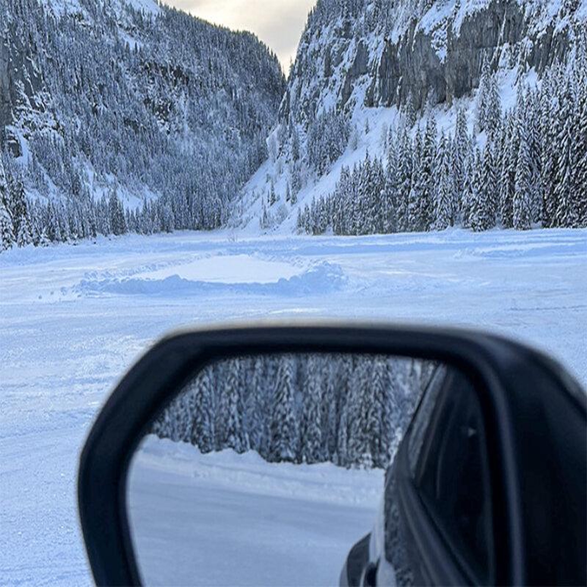 Voir la diapositive 2 : Smartbox Stage de pilotage sur glace : 10 tours en passager sur le circuit de flaine en bmw superberline 2.0 - coffret cadeau sport & aventure