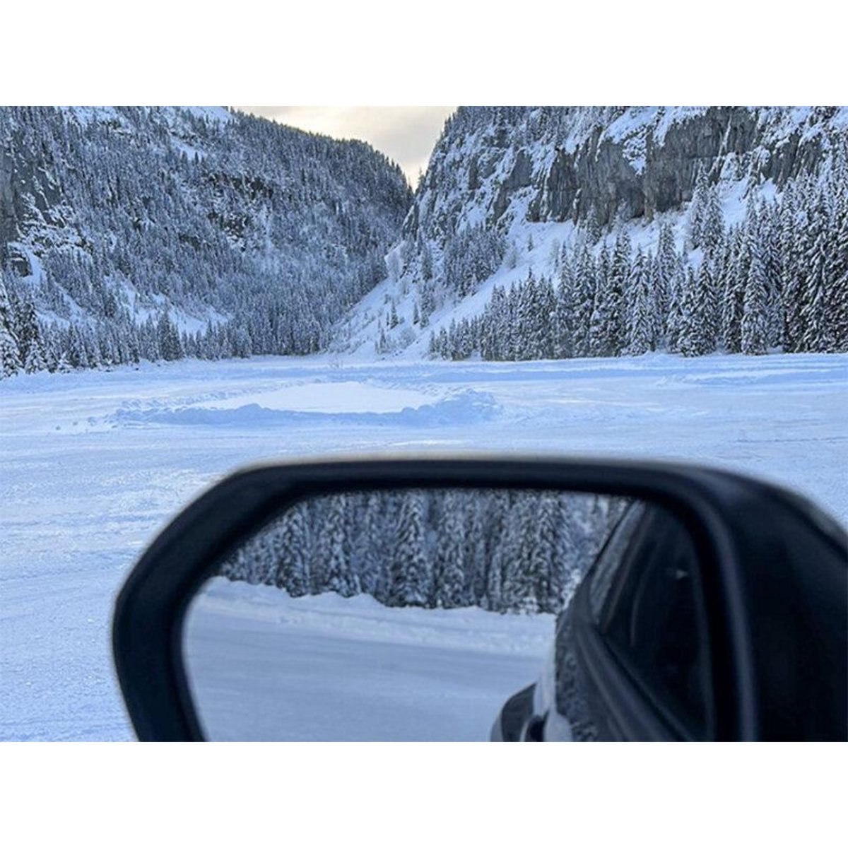 Smartbox Stage de pilotage sur glace : 10 tours en passager sur le circuit de Flaine en BMW Superberline 2.0 - Coffret Cadeau Sport & Aventure