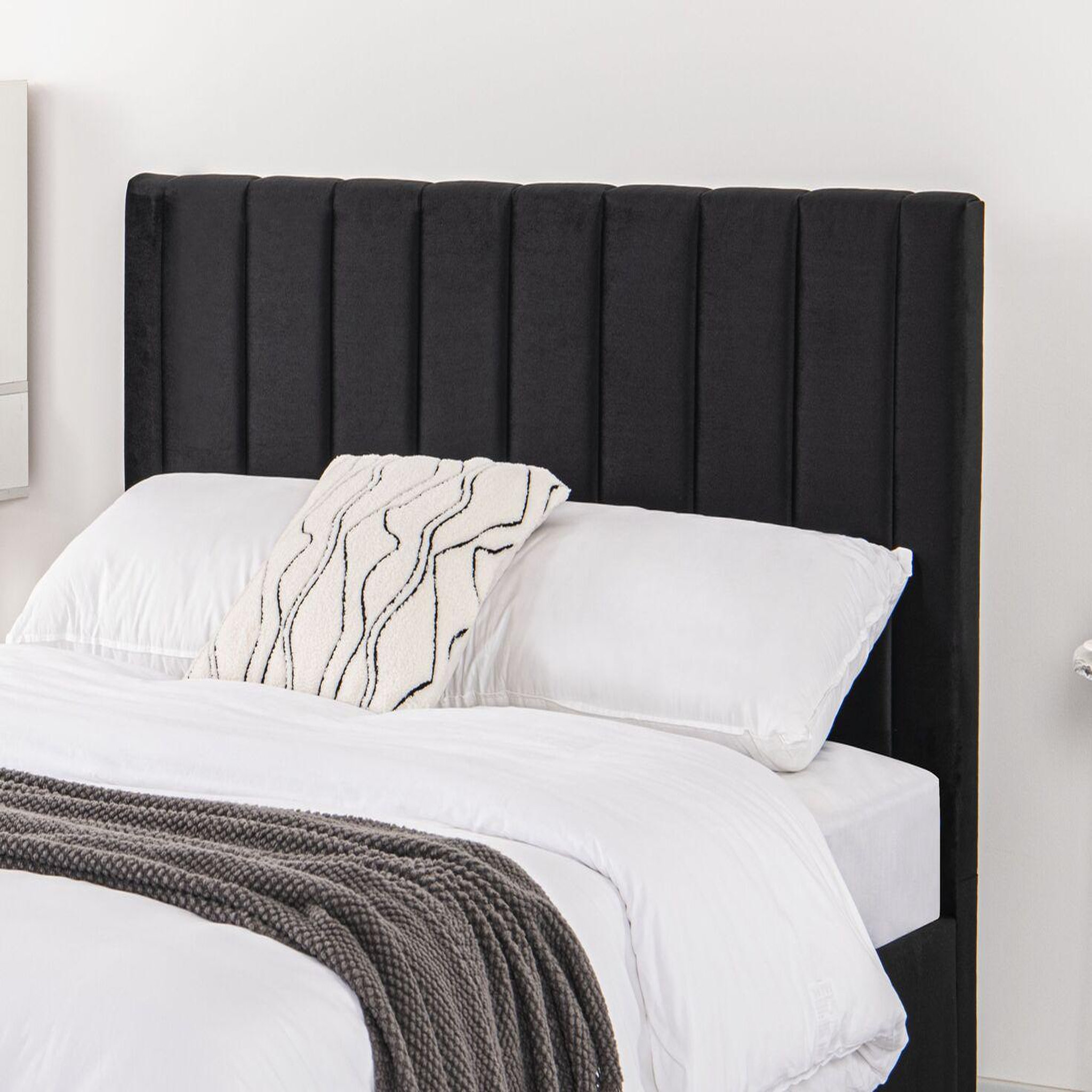 Voir la diapositive 5 : CONCEPT USINE Lit 160x200 cm en velours noir CAMBRIDGE