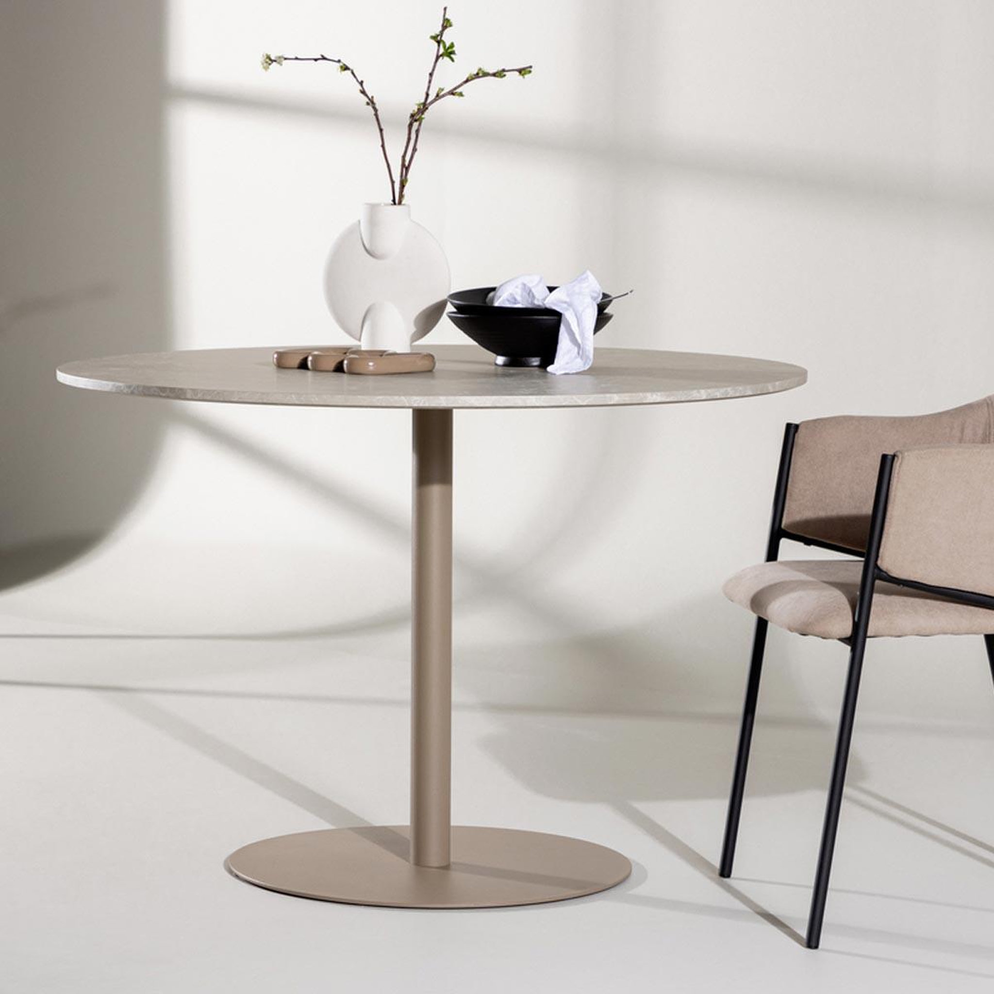 Voir la diapositive 2 : Paris Prix Table à manger effet marbre  lycke  110cm beige