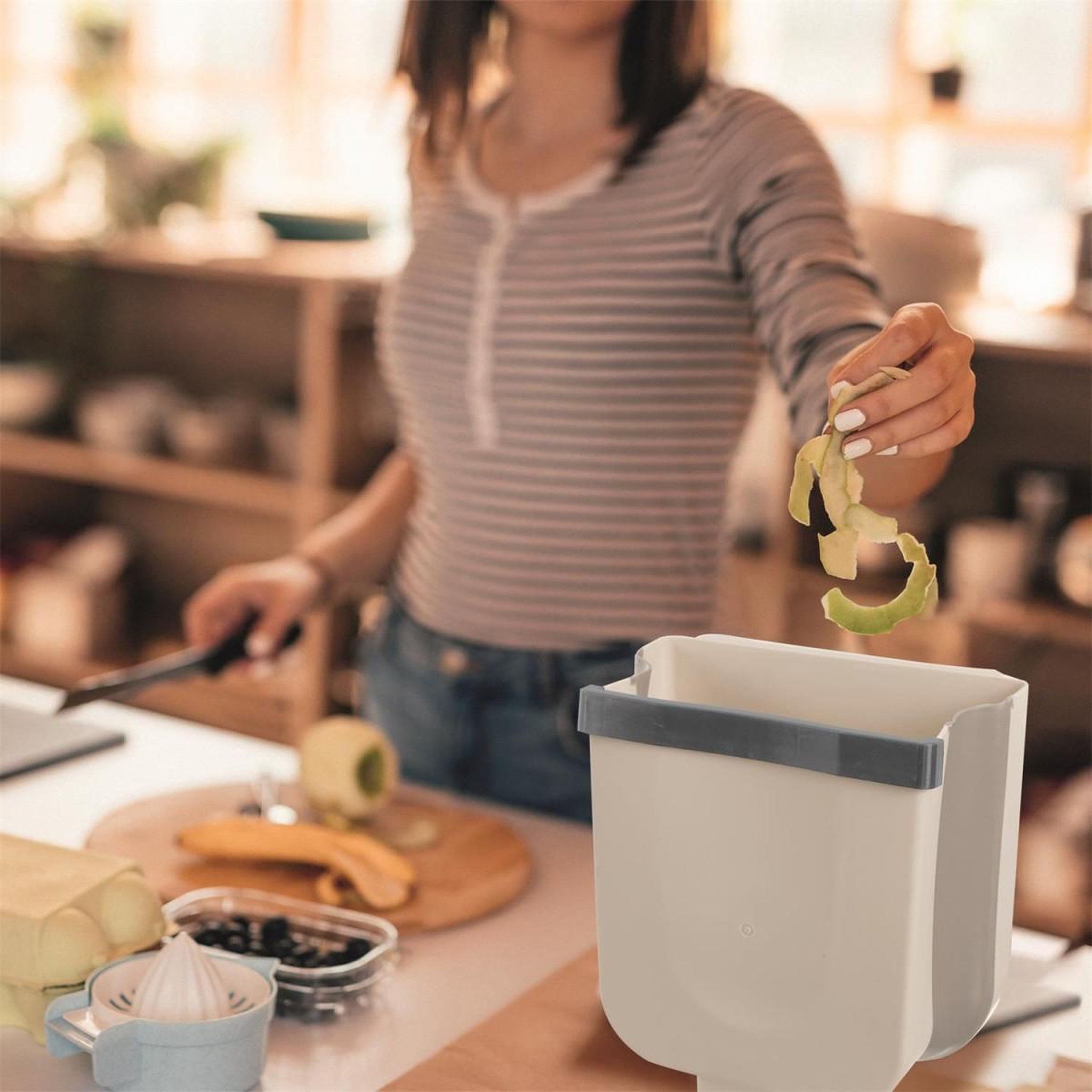 Voir la diapositive 5 : Je cherche une idee Poubelle rétractable  suspendue  4l blanc