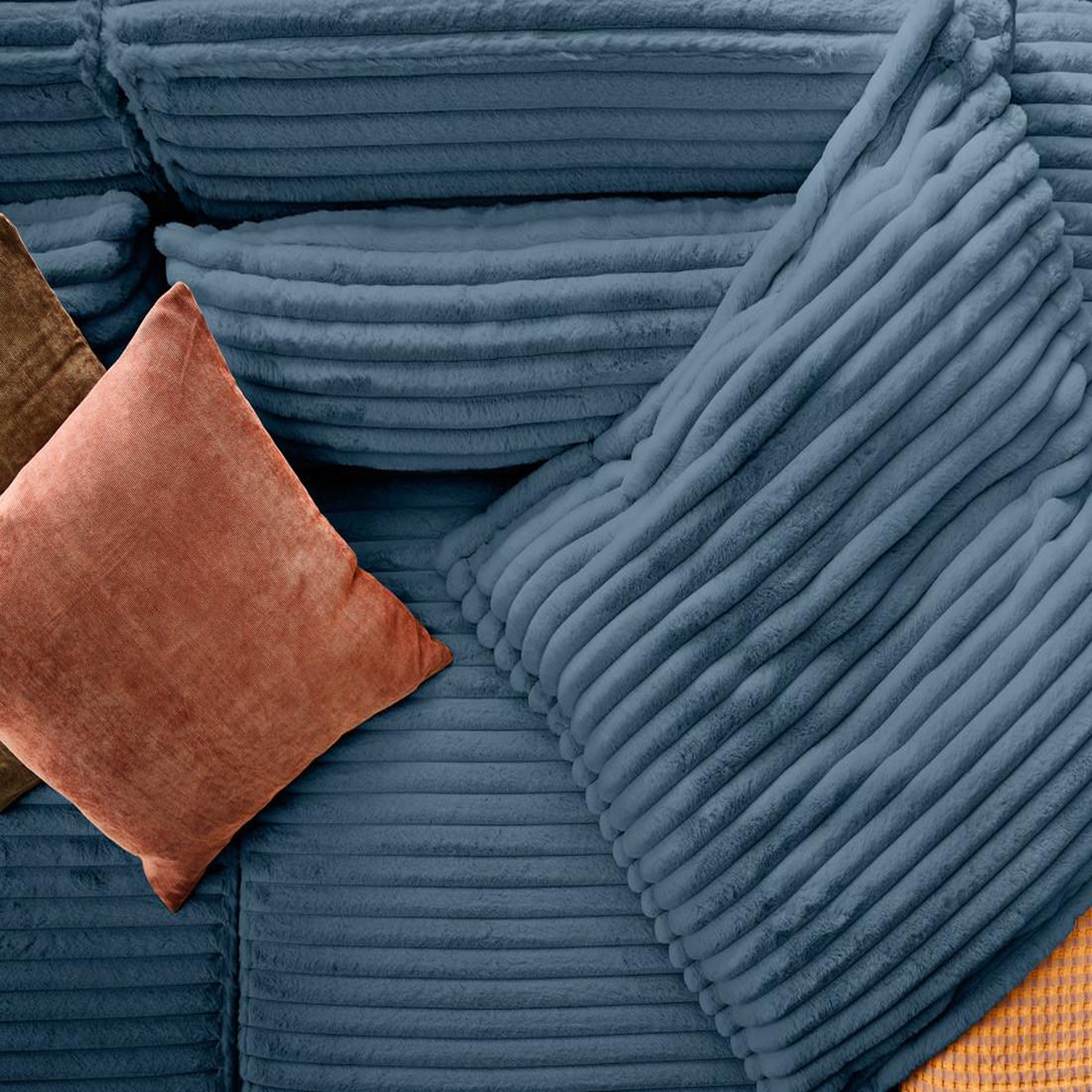 Voir la diapositive 6 : LISA DESIGN Richie - canapé droit 3 places avec double méridienne - assise profonde - en fausse fourrure côtelée