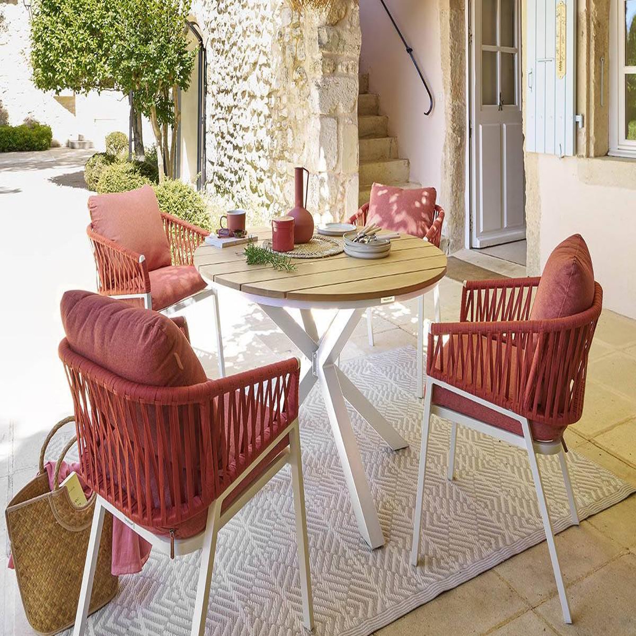 Voir la diapositive 2 : HESPERIDE Table de jardin ronde alu/acacia oriengo 4 places blanc - hespéride