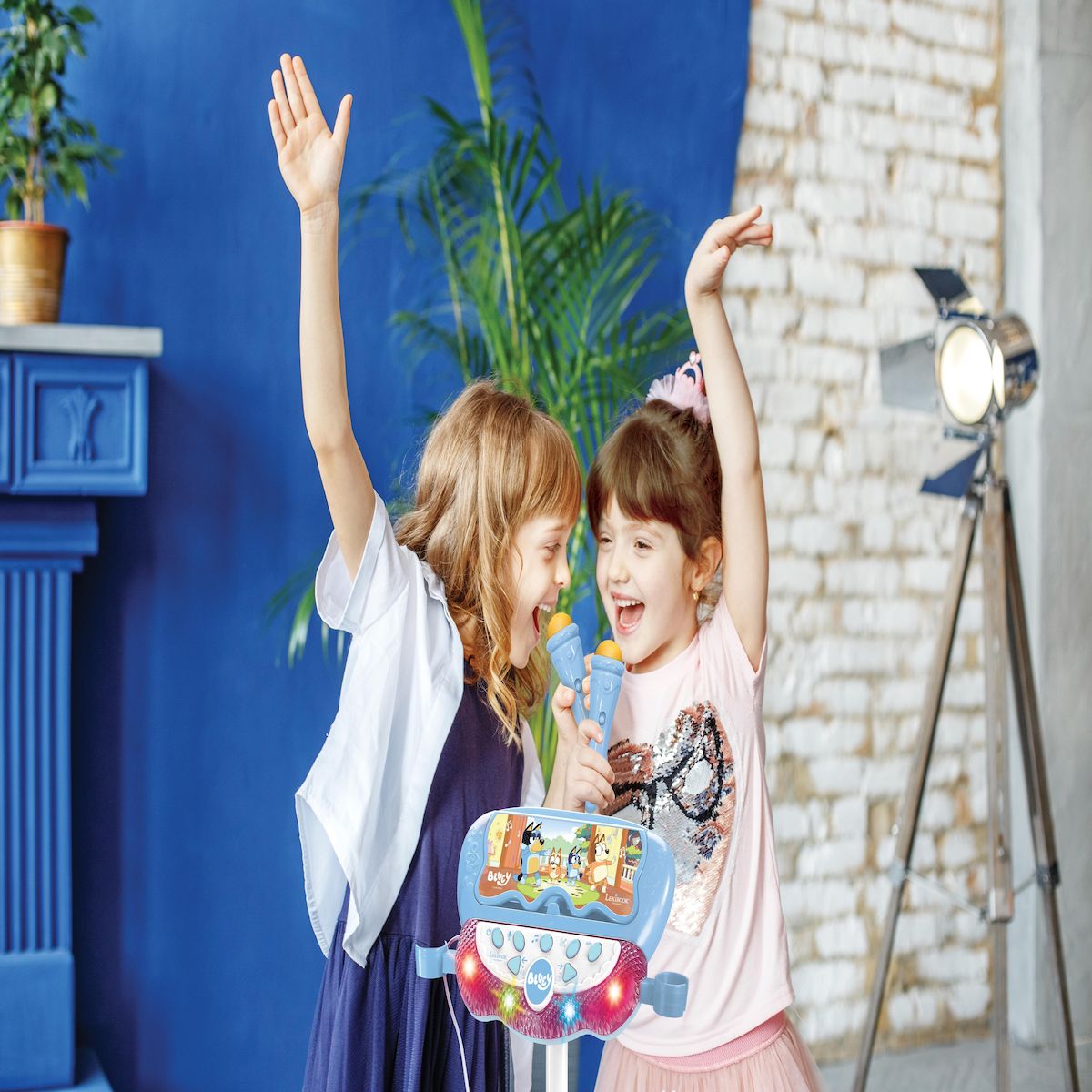 Lexibook Microphone Bluey sur pied ajustable lumineux avec enceinte, 2 Micros et Effets vocaux, Enceinte Bluetooth