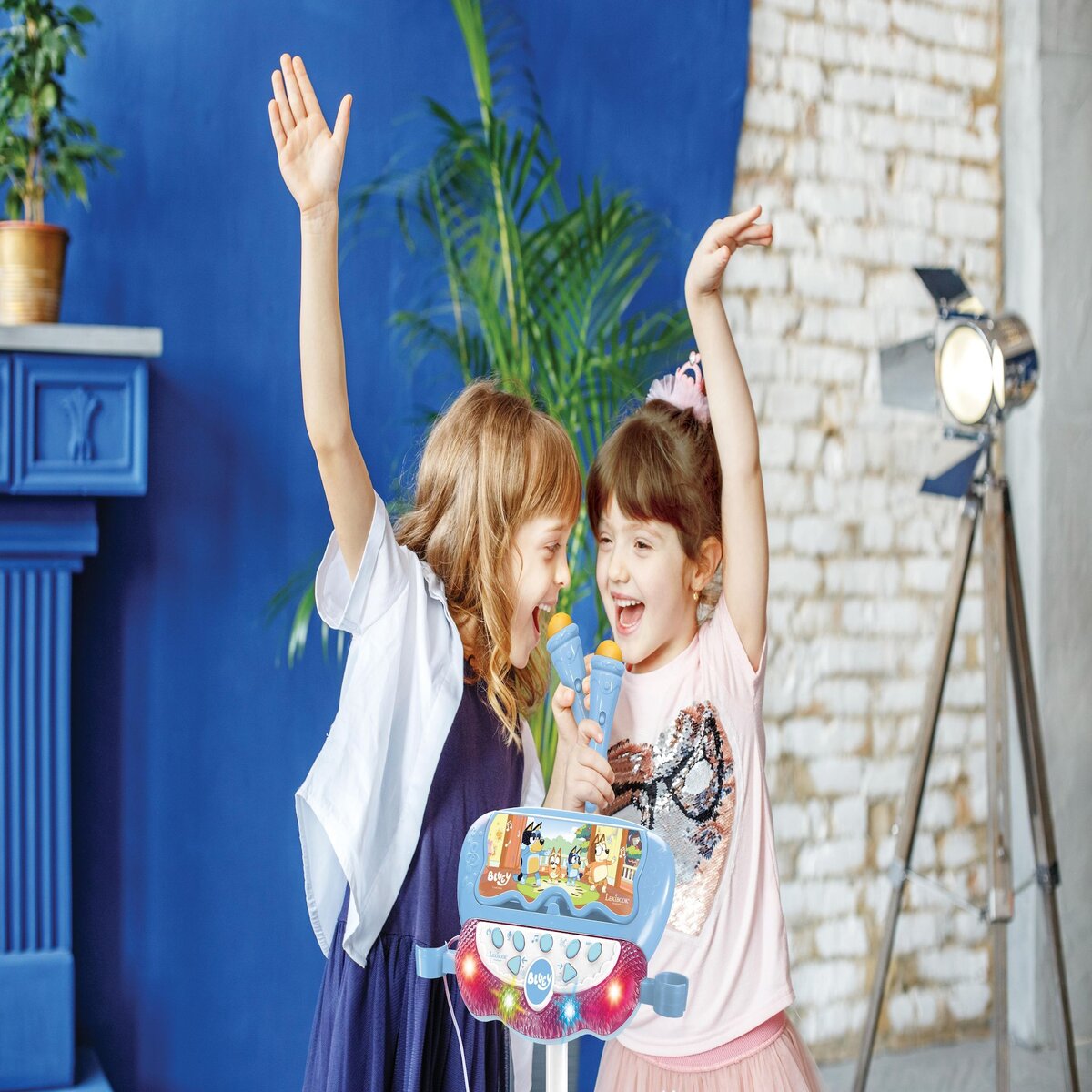 Lexibook Microphone Bluey sur pied ajustable lumineux avec enceinte, 2 Micros et Effets vocaux, Enceinte Bluetooth