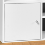 Voir la diapositive 3 : ID MARKET Meuble de rangement en escalier LIAM 4 niveaux bois blanc + porte/tiroirs blancs fond gris