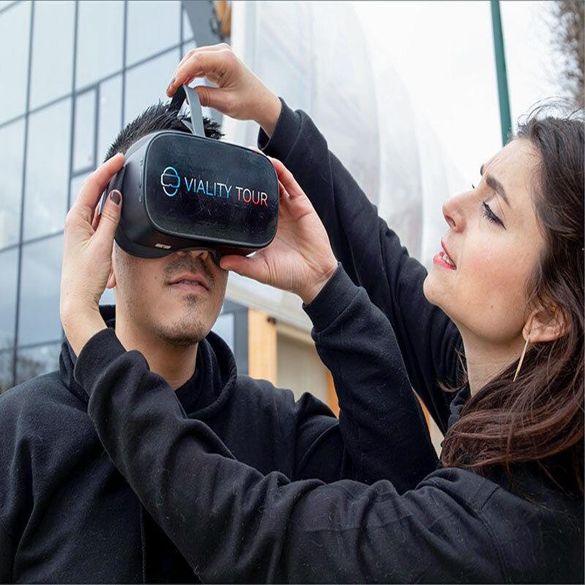 Voir la diapositive 2 : Smartbox Visite passionnante de la tour eiffel en réalité virtuelle pour 2 personnes - coffret cadeau sport & aventure