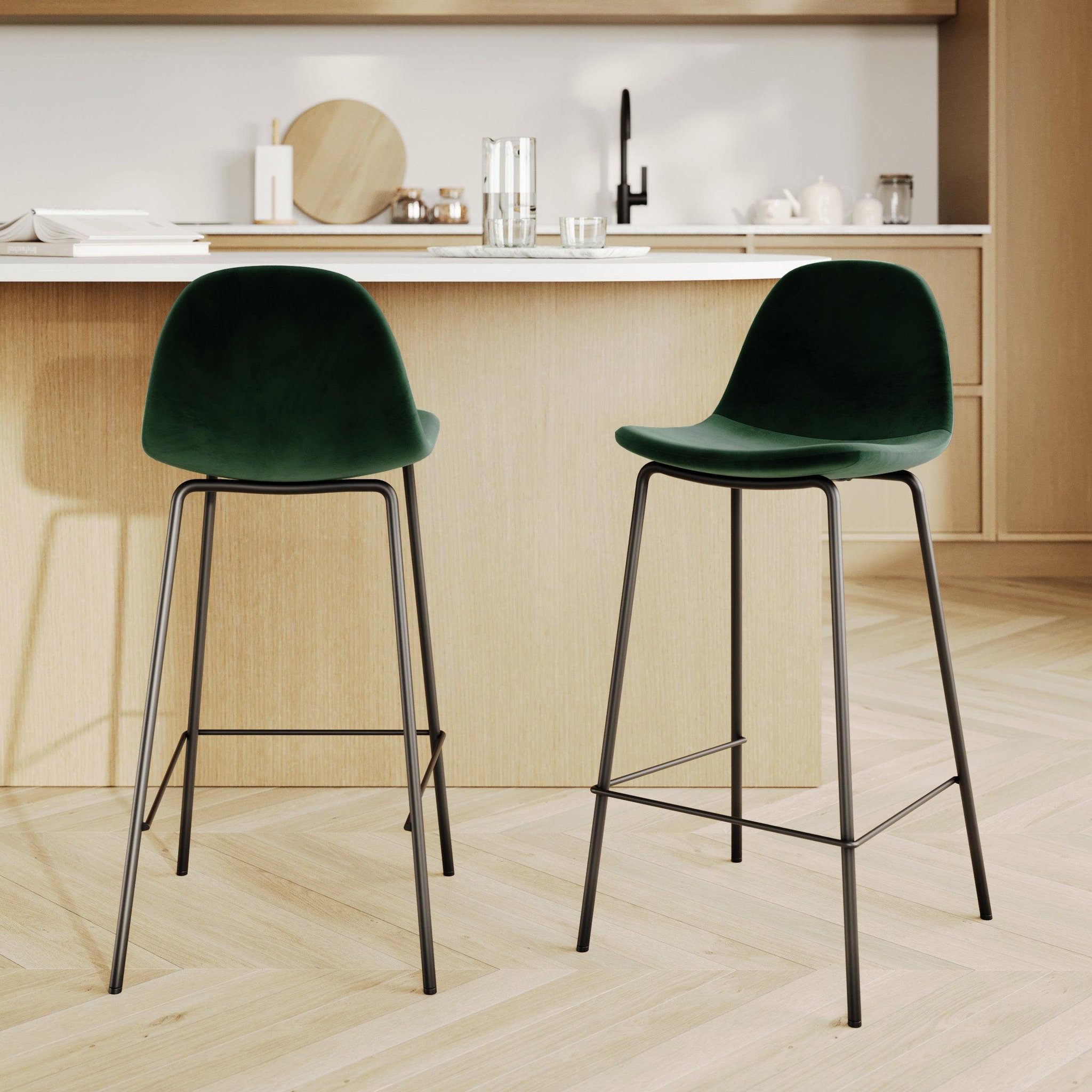 Voir la diapositive 2 : MAISON PAVANE Lot de 2 chaises pour îlot central 65 cm en velours vert foncé-henrik