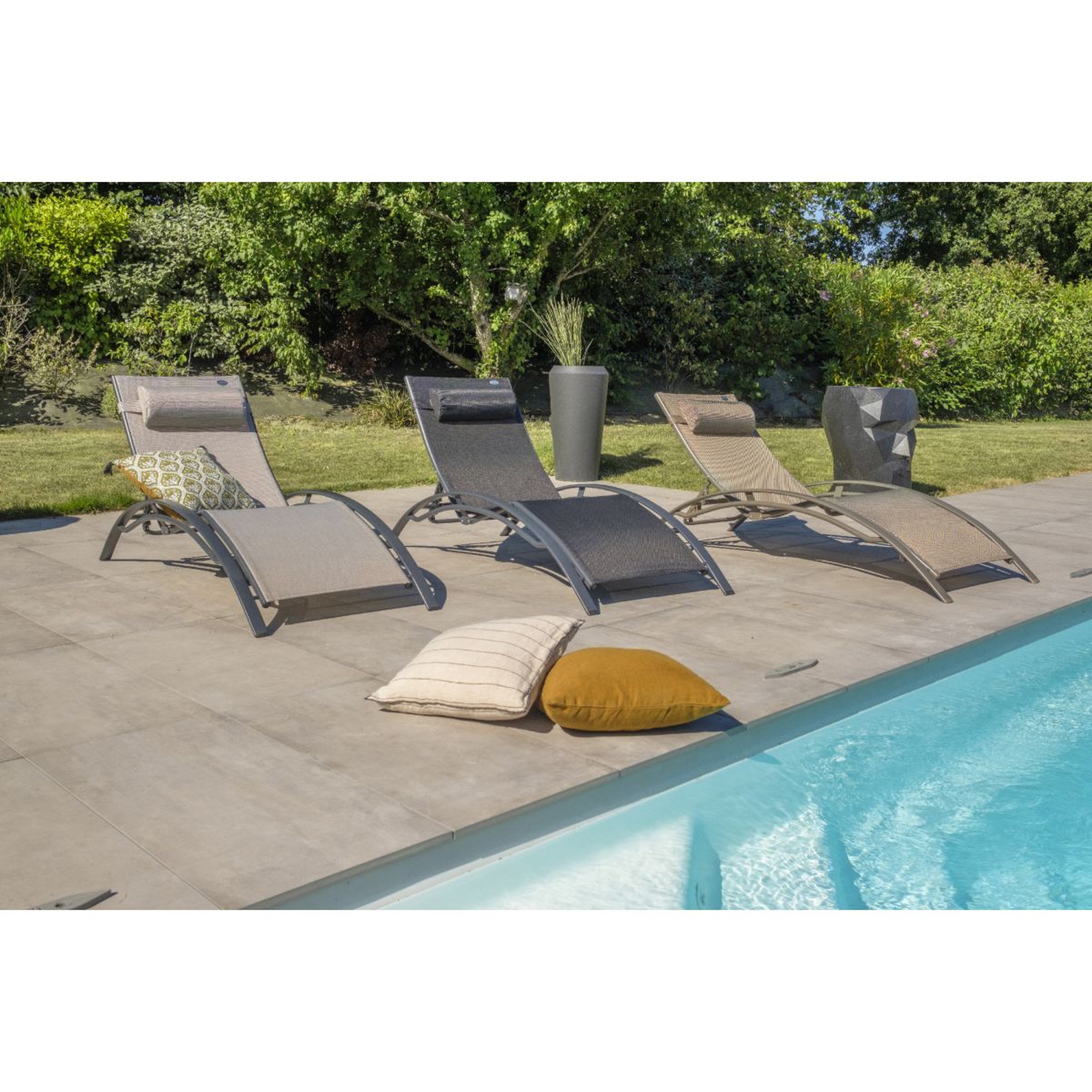 Voir la diapositive 5 : DCB GARDEN Lot de 2 bains de soleil - Aluminium et textilène - Cappuccino