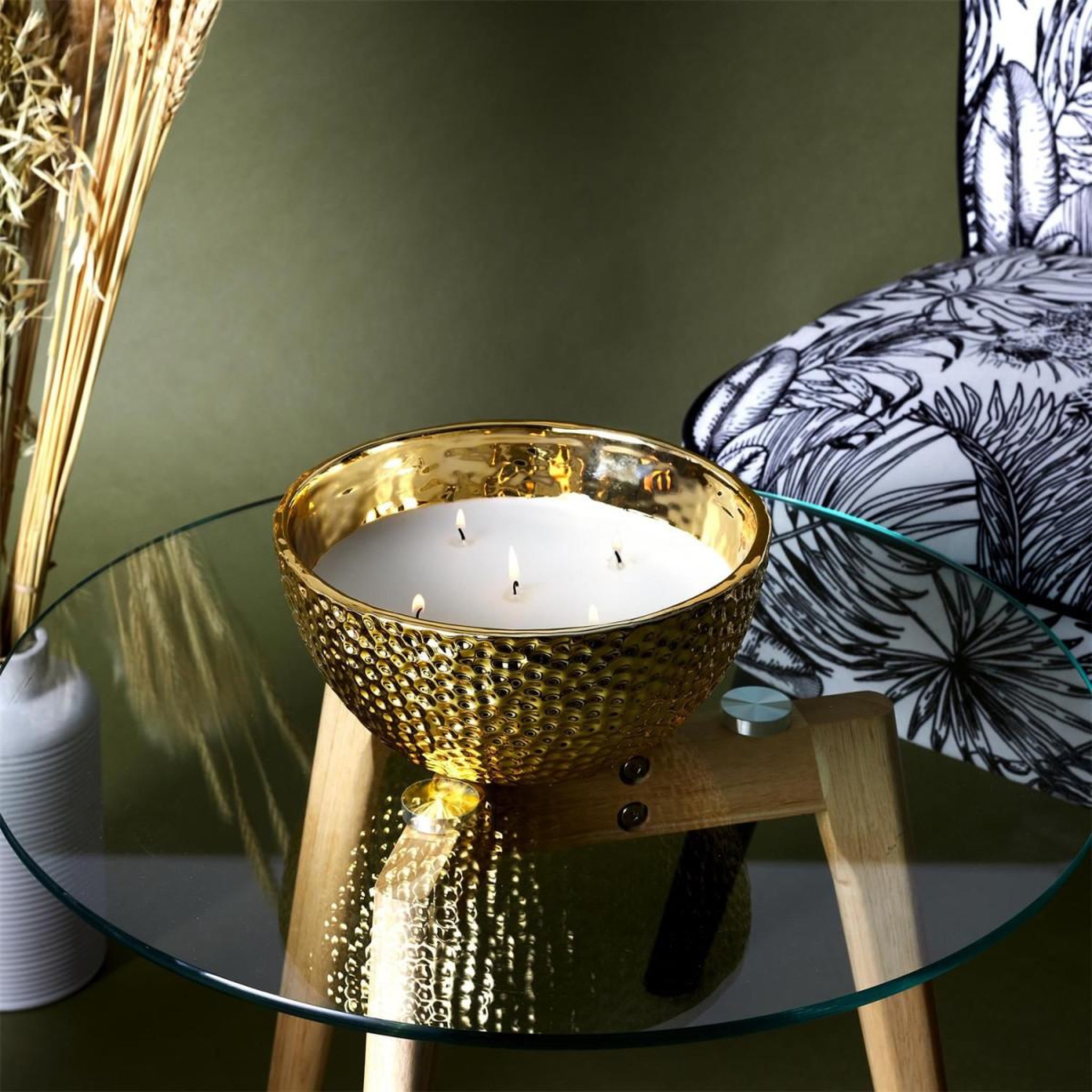 Voir la diapositive 4 : The Home Deco Factory Bougie parfumée 5 mèches  martelé or  21cm ambre