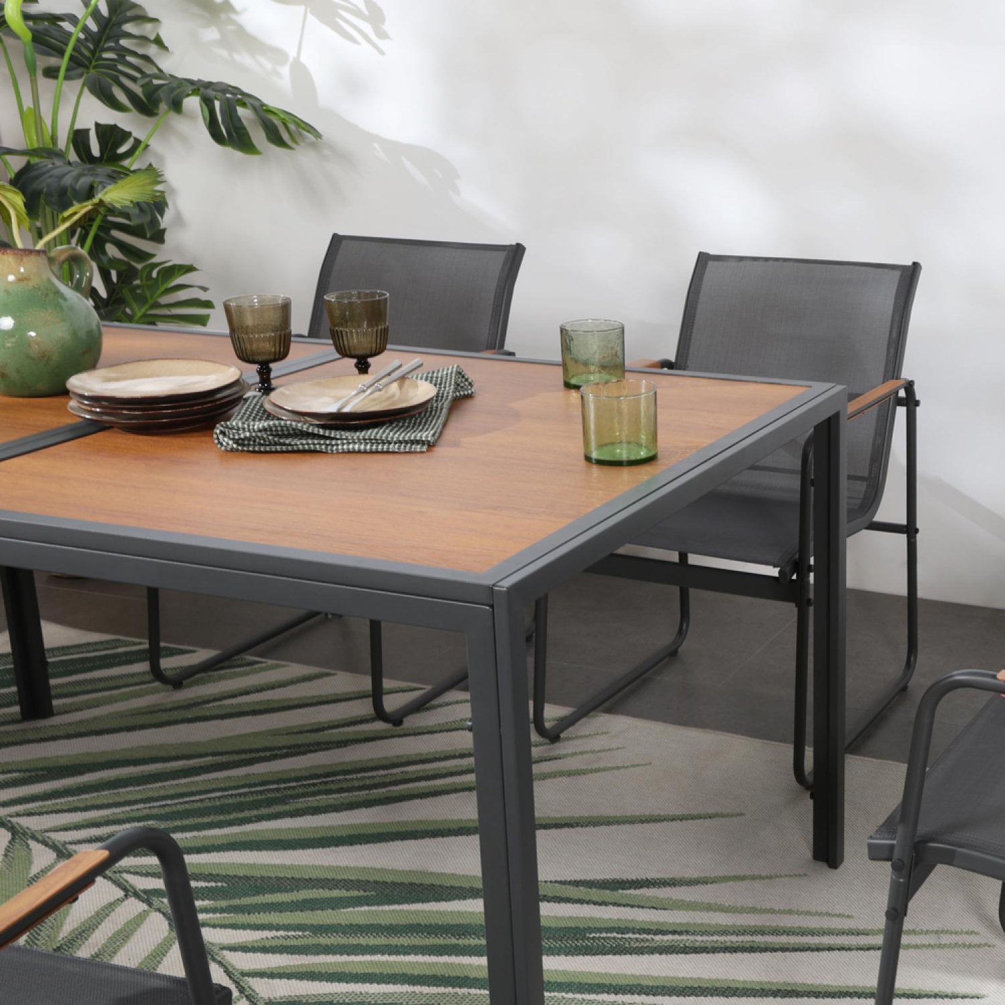 Voir la diapositive 5 : CONCEPT USINE Salon de jardin 6 places anthracite et bois FOGGIA