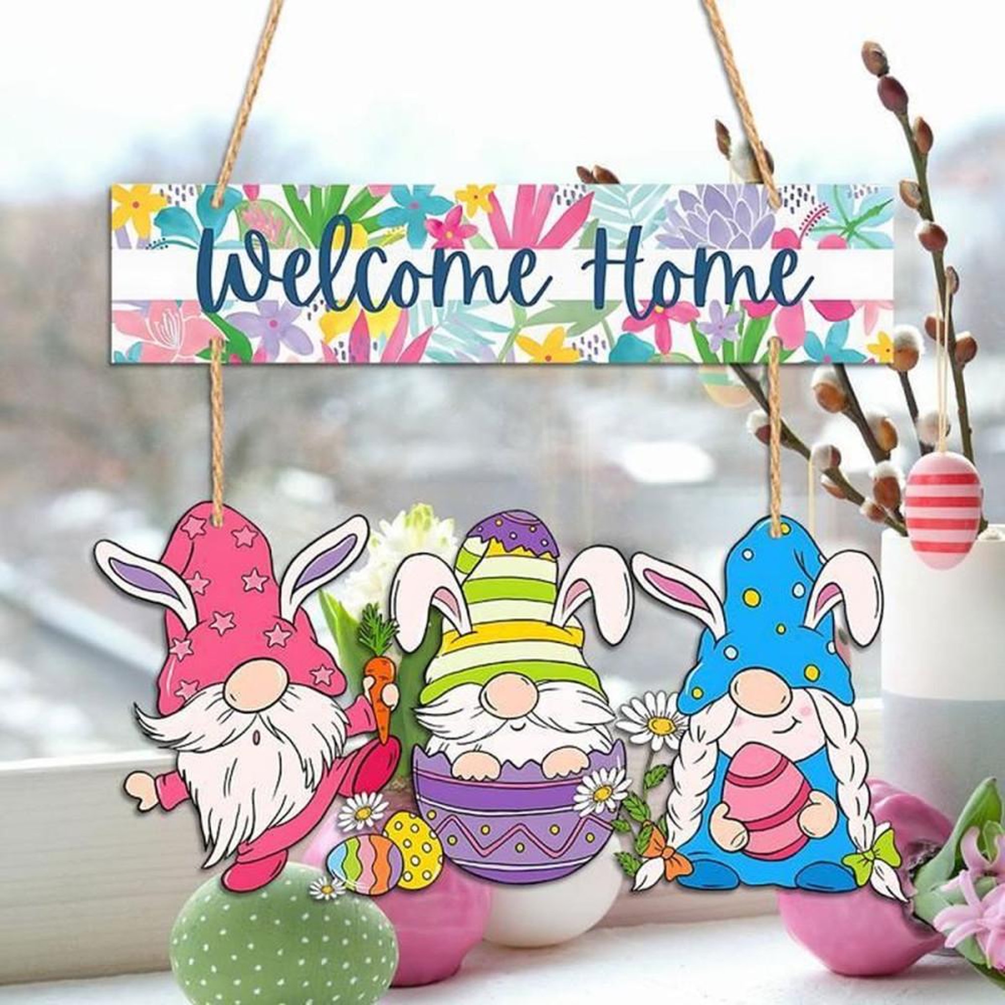 Voir la diapositive 5 : Panneau de décoration suspendu en bois massif pour Pâques avec message « Welcome Home » et 2 gnomes