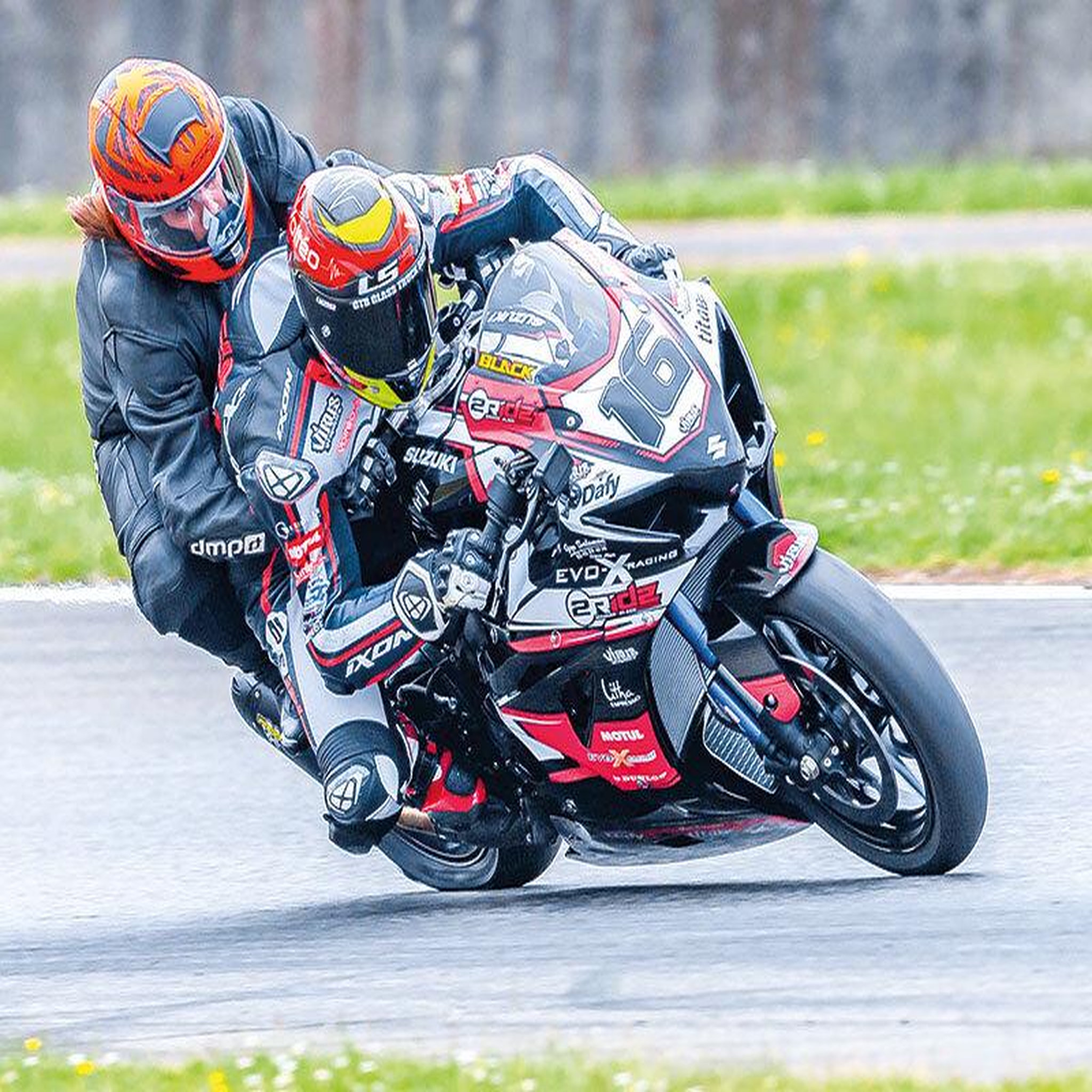 Voir la diapositive 4 : Smartbox Pilotage à sensations : 2 ou 3 tours sur le circuit de pau-arnos - coffret cadeau sport & aventure