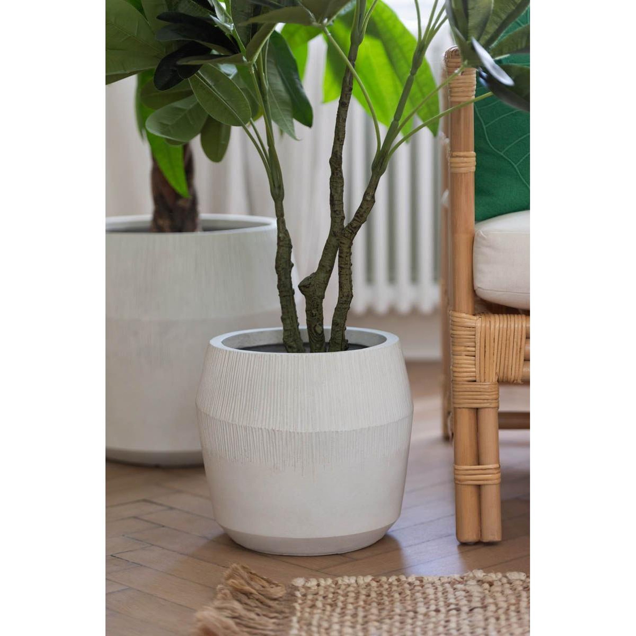 Voir la diapositive 4 : J-LINE Lot de 3 cache-pots en argile  abel  55cm blanc