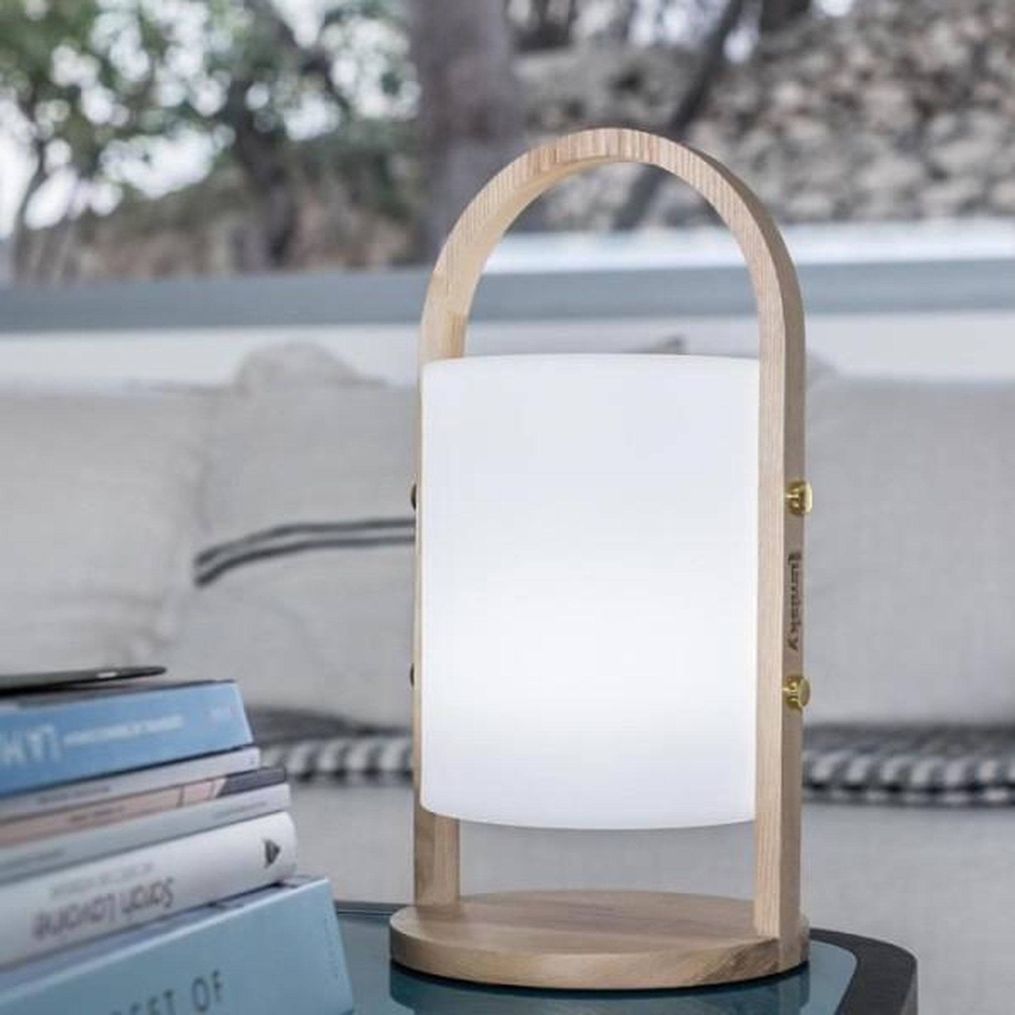 Voir la diapositive 2 : Lumisky Lanterne extérieure LED Woody - LUMISKY - Blanc - Design scandinave - Poignée en bois naturel - Autonomie 10h