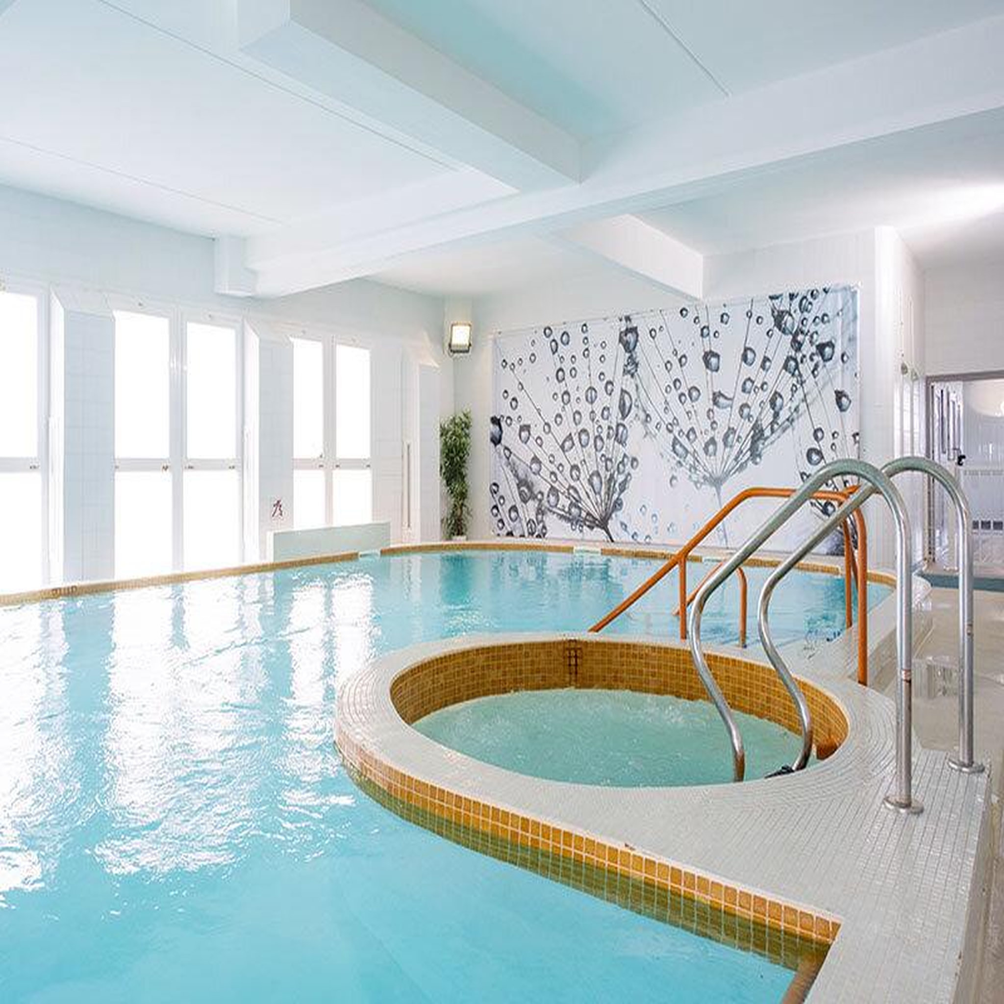 Voir la diapositive 2 : Smartbox Pause détente thalasso : 1 journée au spa avec massage, soins et repas sur l'île de ré pour 2 - coffret cadeau bien-être