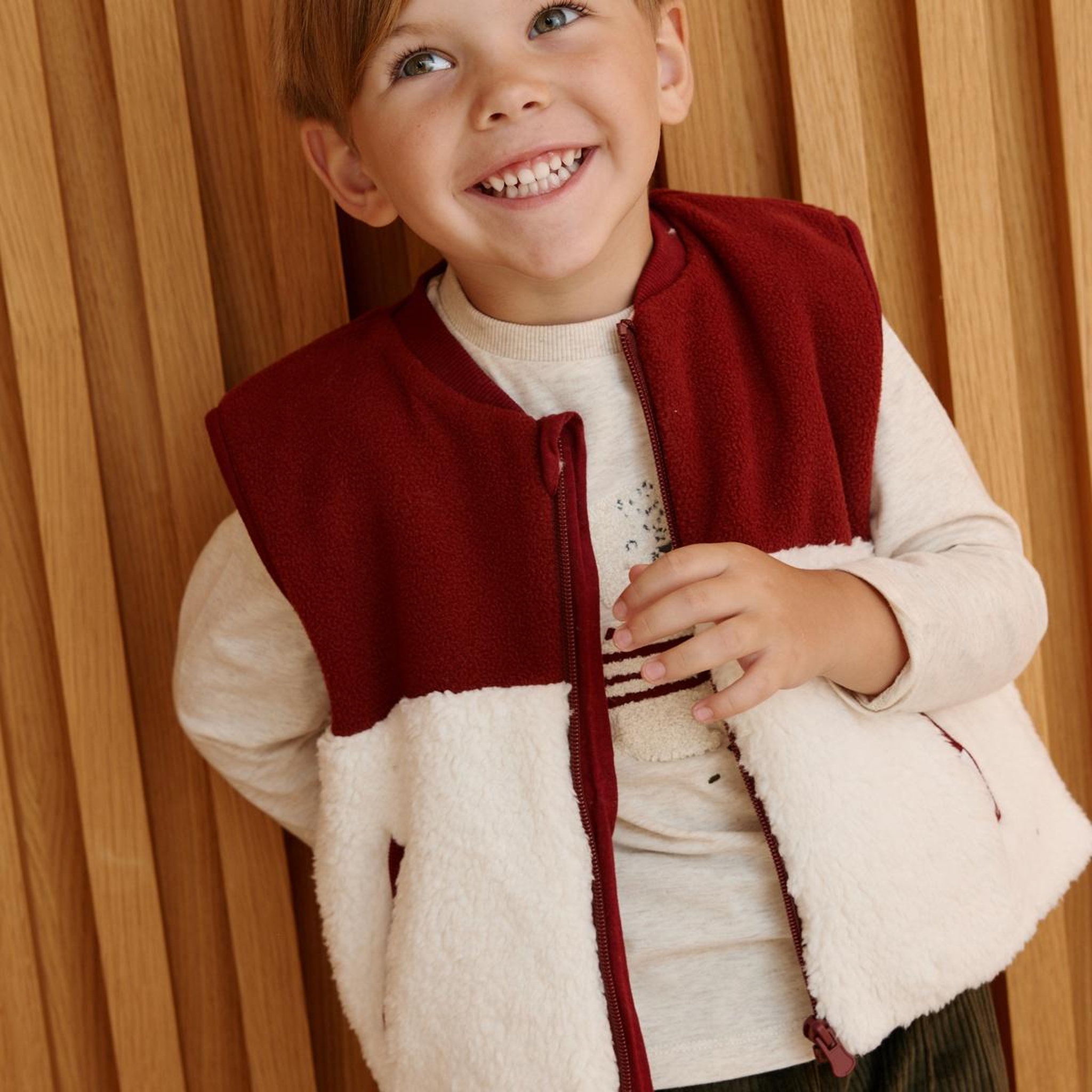 Voir la diapositive 4 : PETIT BEGUIN Veste sans manches enfant en sherpa pistache