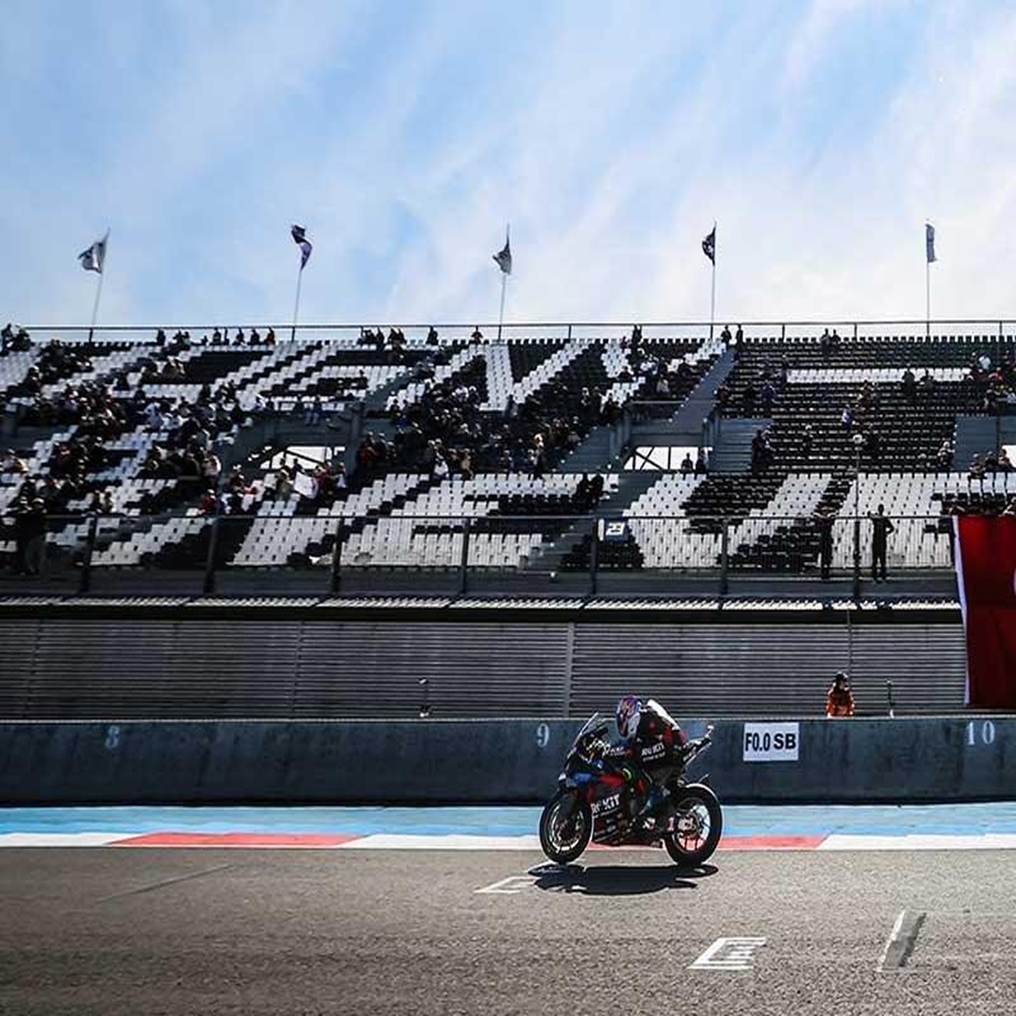 Voir la diapositive 2 : Smartbox Week-end superbike motul fim 2026 à magny-cours en tribune l adélaïde pour 2 adultes - coffret cadeau multi-thèmes