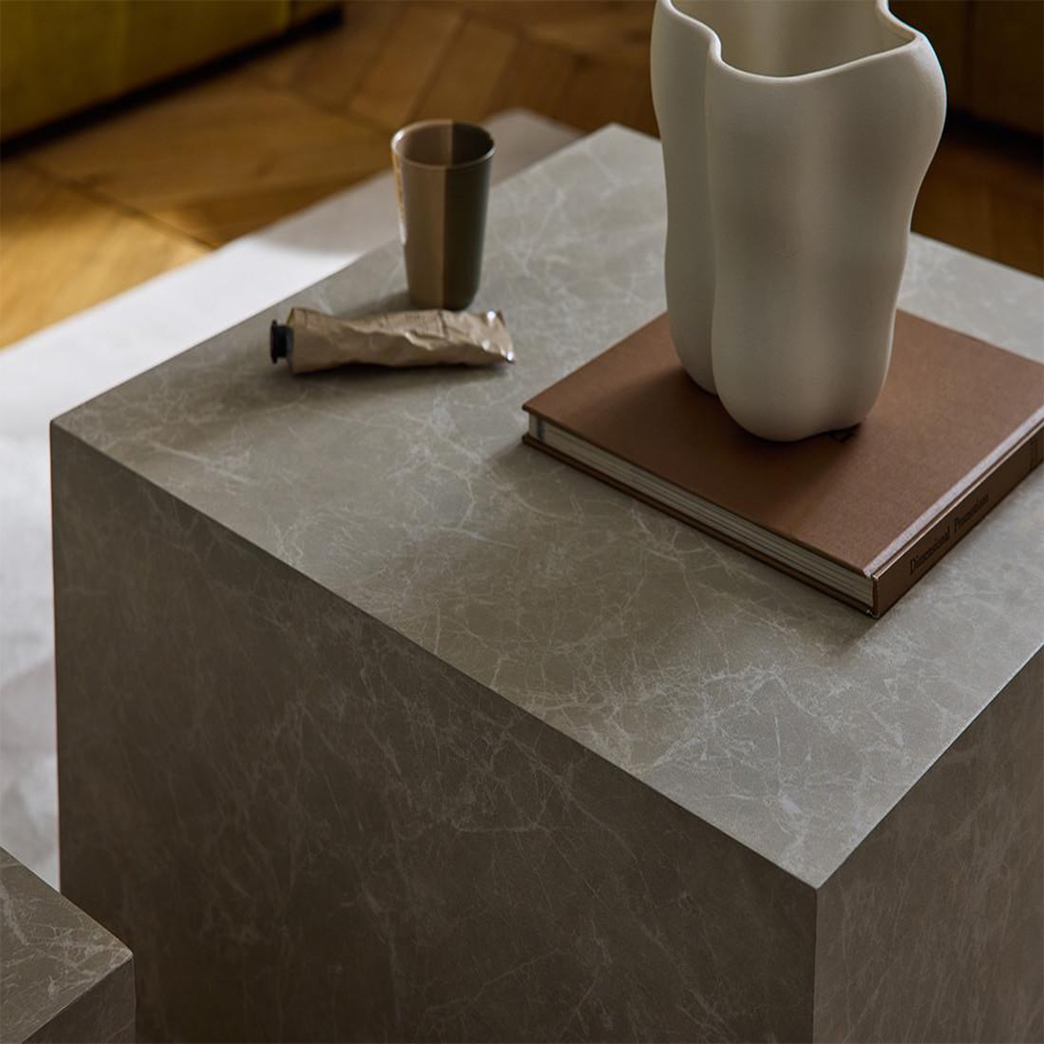Voir la diapositive 6 : LISA DESIGN Fabio - lot de 2 tables basses gigognes - marbre gris