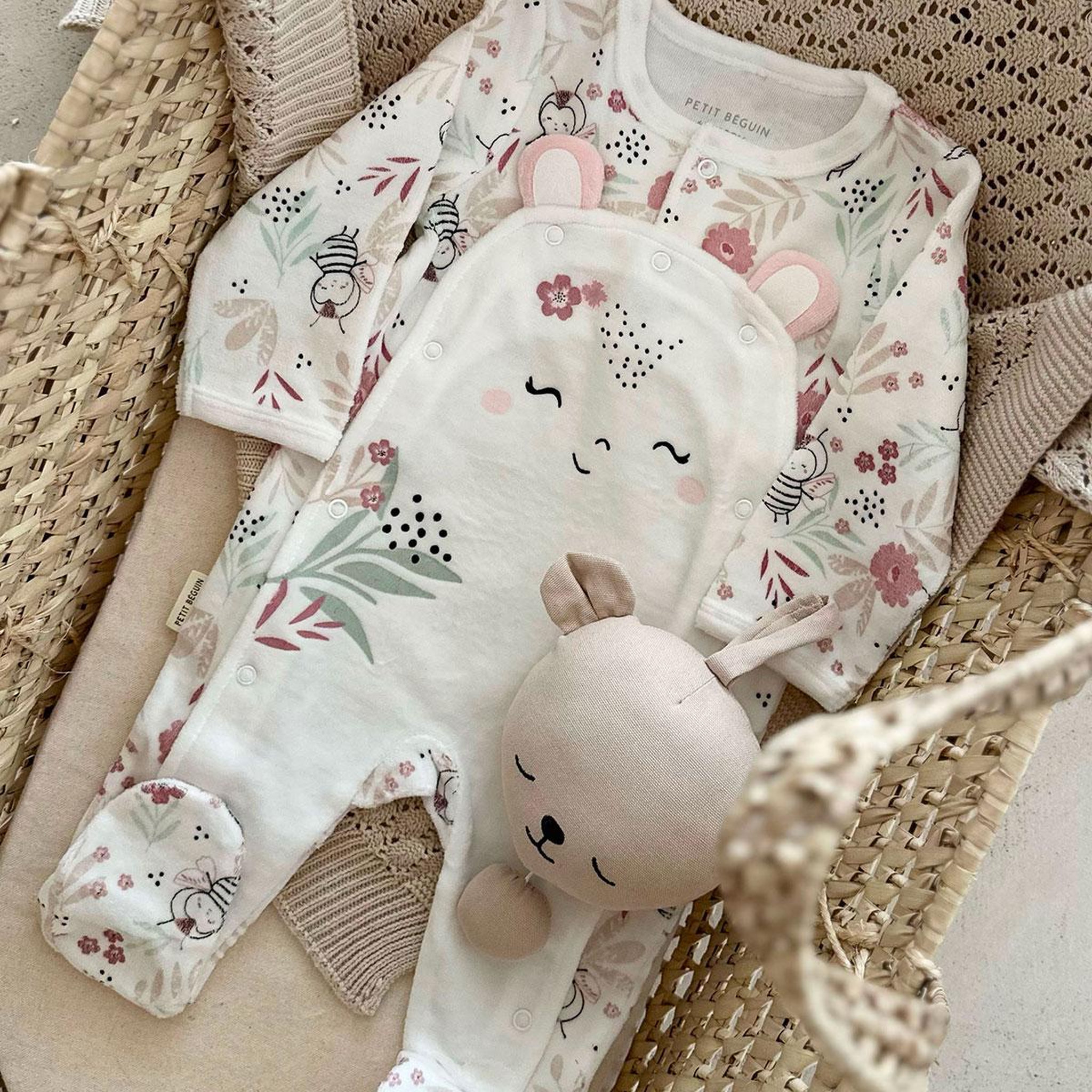 Voir la diapositive 4 : Petit Béguin Pyjama bébé en velours ouverture pont mya