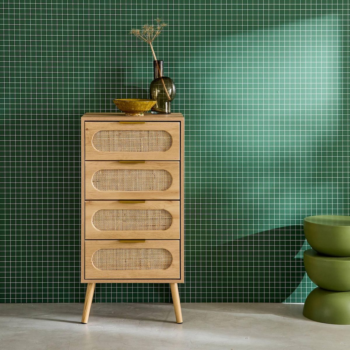 SWEEEK Commode chiffonnier effet bois et cannage 4 tiroirs naturel. poignée en métal doré - L 48 x P 39.5 x H 96 cm - Eva