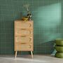 Voir la diapositive 3 : SWEEEK Commode chiffonnier effet bois et cannage 4 tiroirs naturel. poignée en métal doré - L 48 x P 39.5 x H 96 cm - Eva