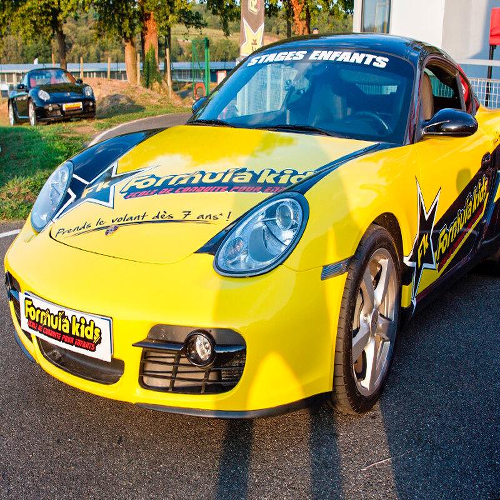 Voir la diapositive 2 : Smartbox Stage pilotage enfant : 3 tours de circuit au volant d'une Porsche Cayman - Coffret Cadeau Sport & Aventure
