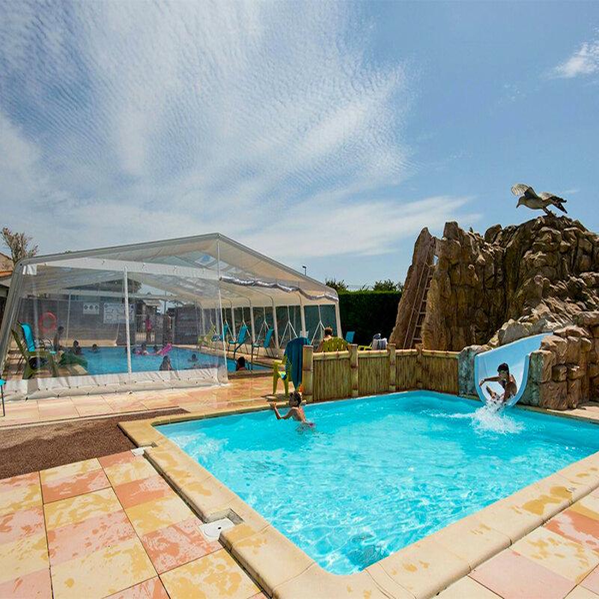 Voir la diapositive 2 : Smartbox 3 jours insolites en lodge en famille près des sables-d'olonne en camping 3* - coffret cadeau séjour