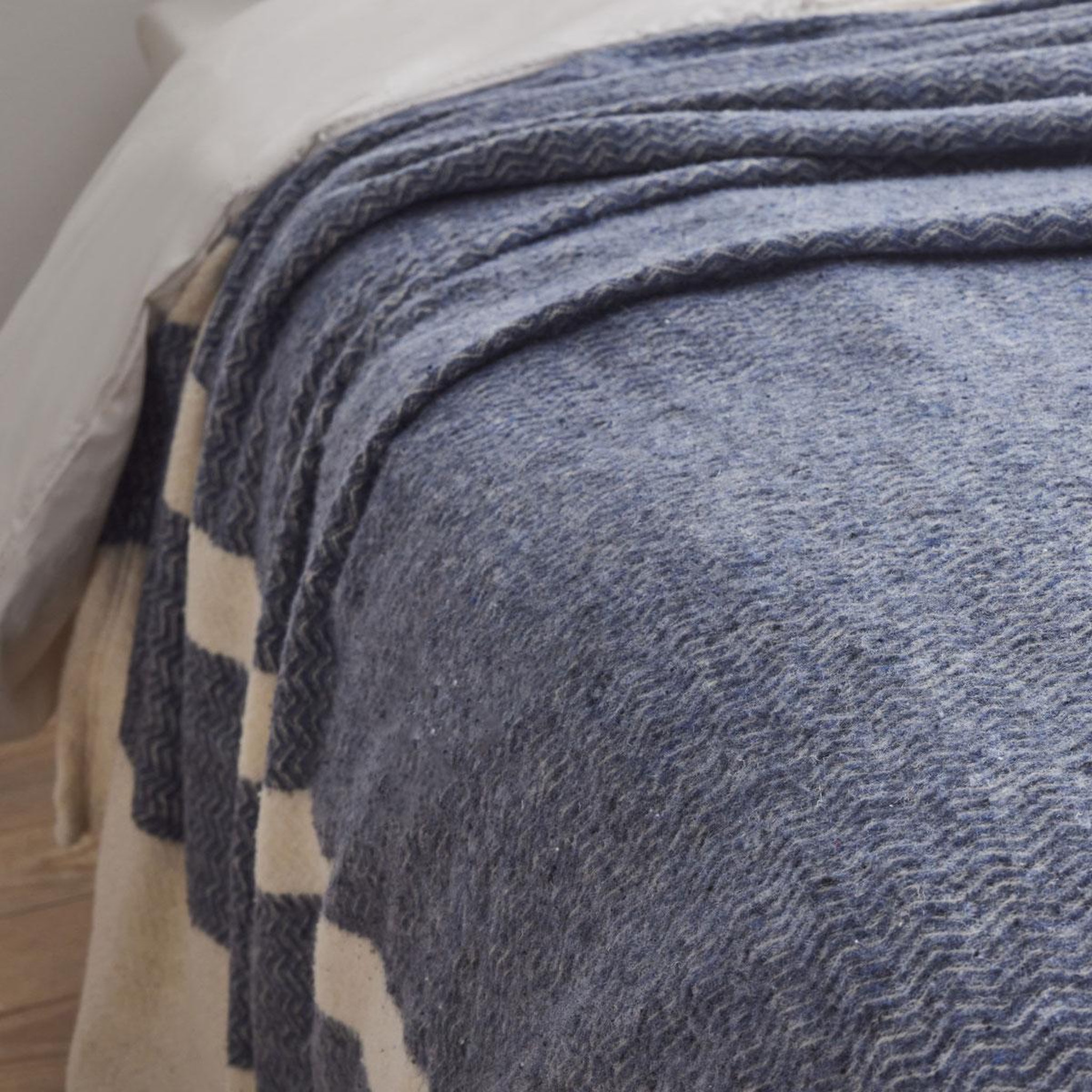 Voir la diapositive 4 : DODO Couverture lima bleu prusse