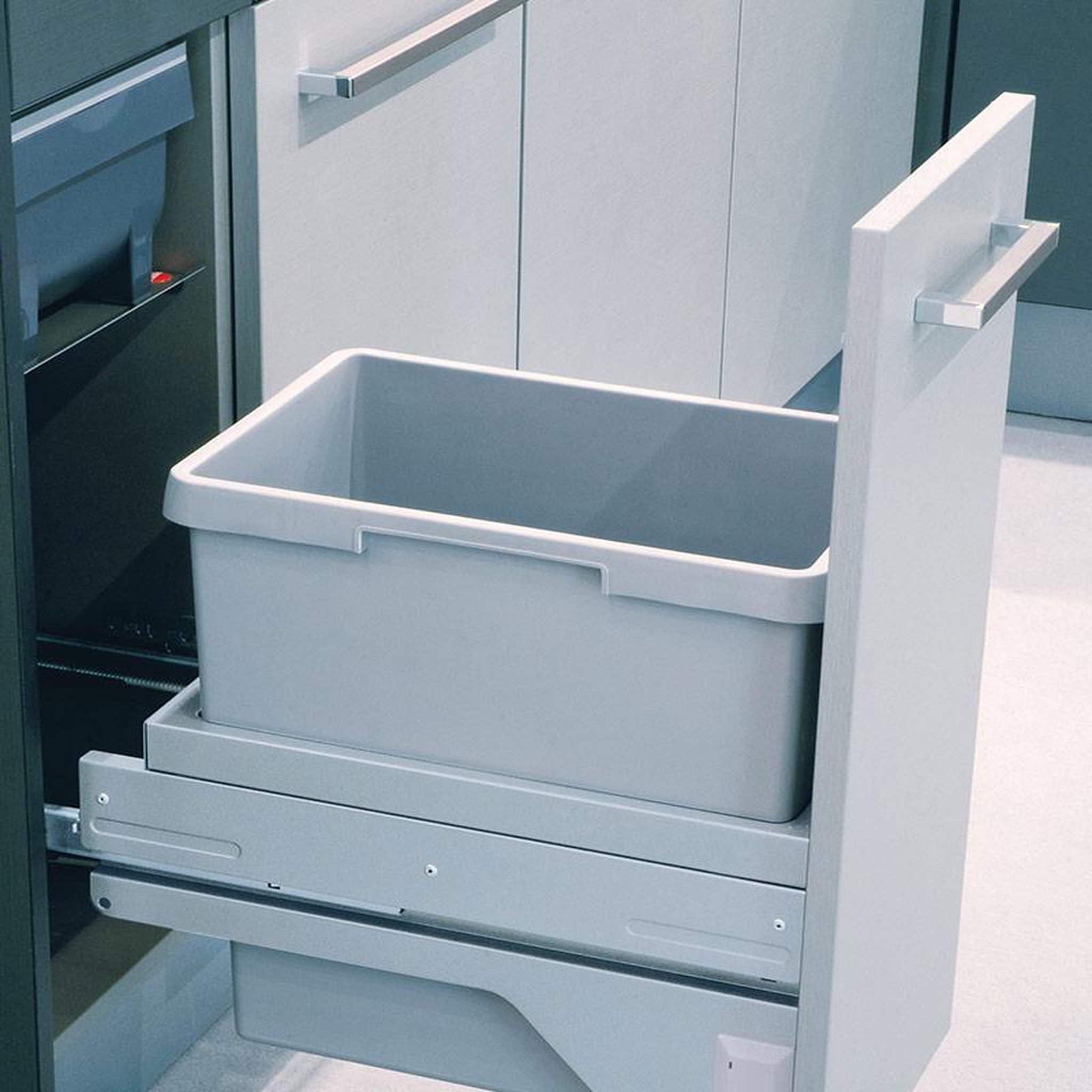 Voir la diapositive 3 : HAILO Poubelle de cuisine coulissante encastrable 30l hailo euro cargo s