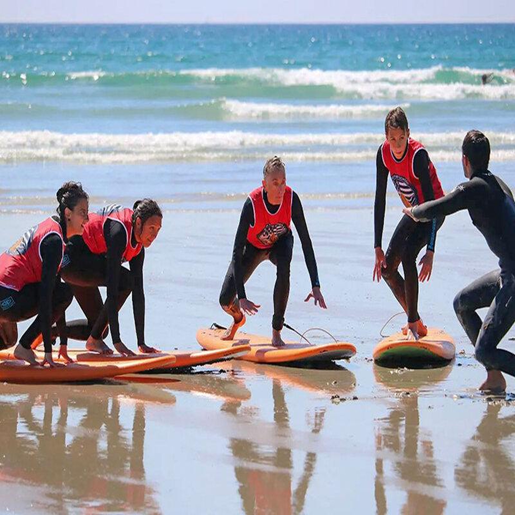Voir la diapositive 2 : Smartbox Surf en famille : leçon d'1h30 pour 2 adultes et 2 enfants dans la baie d'Audierne - Coffret Cadeau Sport & Aventure