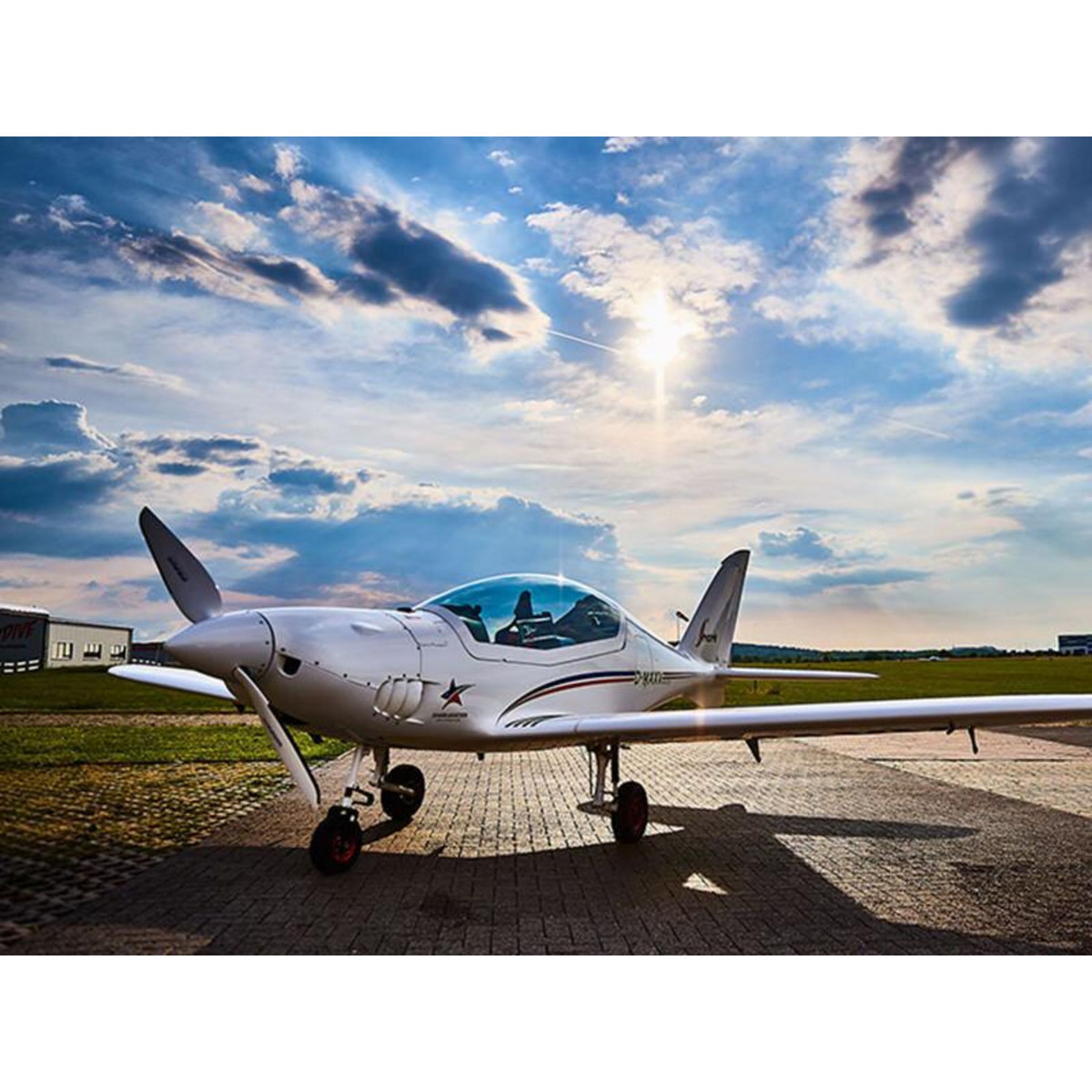 Smartbox Baptême de l'air en Shark UL au-dessus des plages du débarquement avec vidéo souvenir - Coffret Cadeau Sport & Aventure