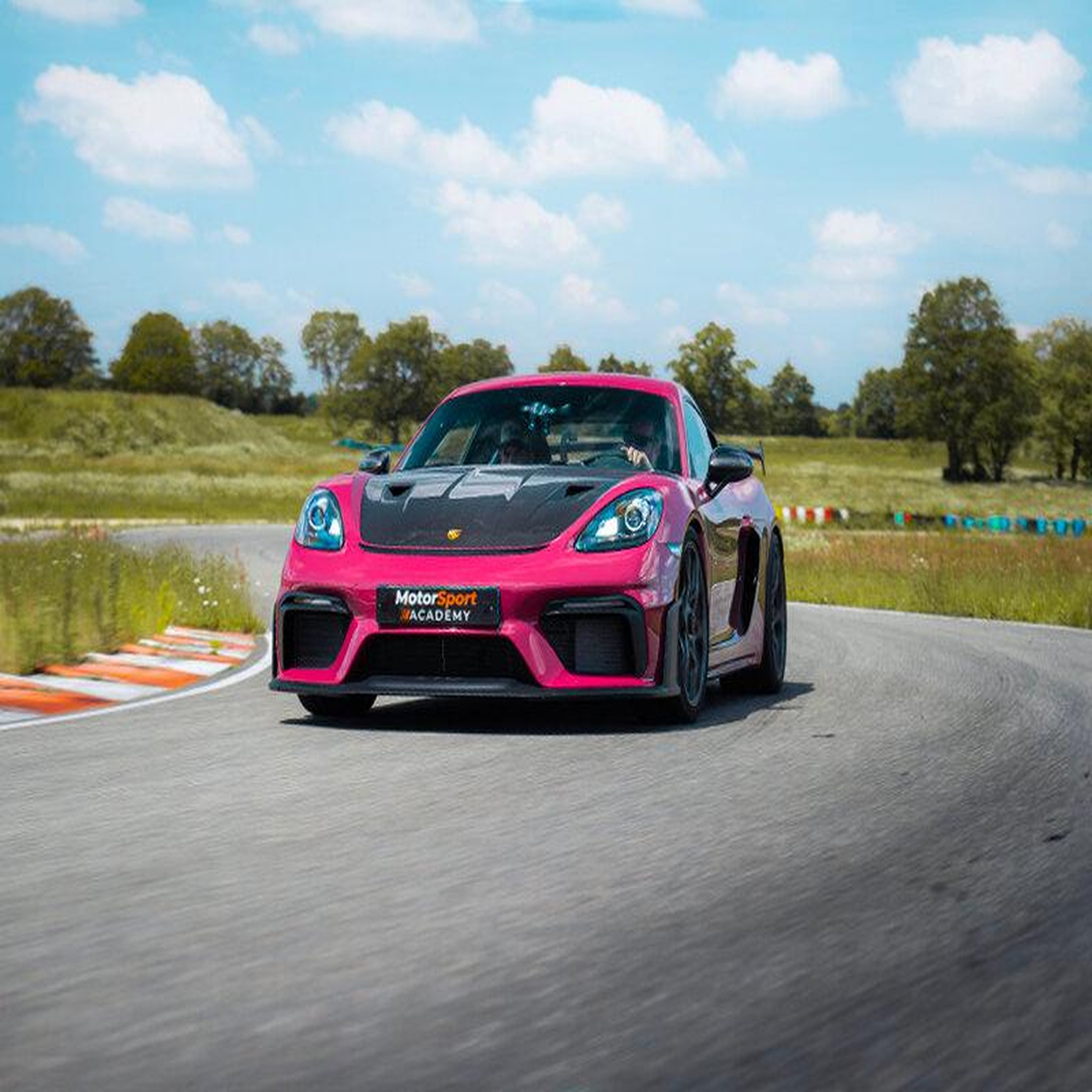 Voir la diapositive 2 : Smartbox Stage de pilotage : 2 tours sur le circuit de Fay de Bretagne en Porsche 718 Cayman GT4 RS - Coffret Cadeau Sport & Aventure
