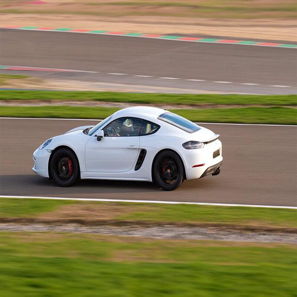 Smartbox Stage de pilotage multivolant : 2 tours en Porsche, 2 tours en Lamborghini Huracan et 2 tours en Ferrari 488 sur le circuit de Trappes - Coffret Cadeau Sport & Aventure