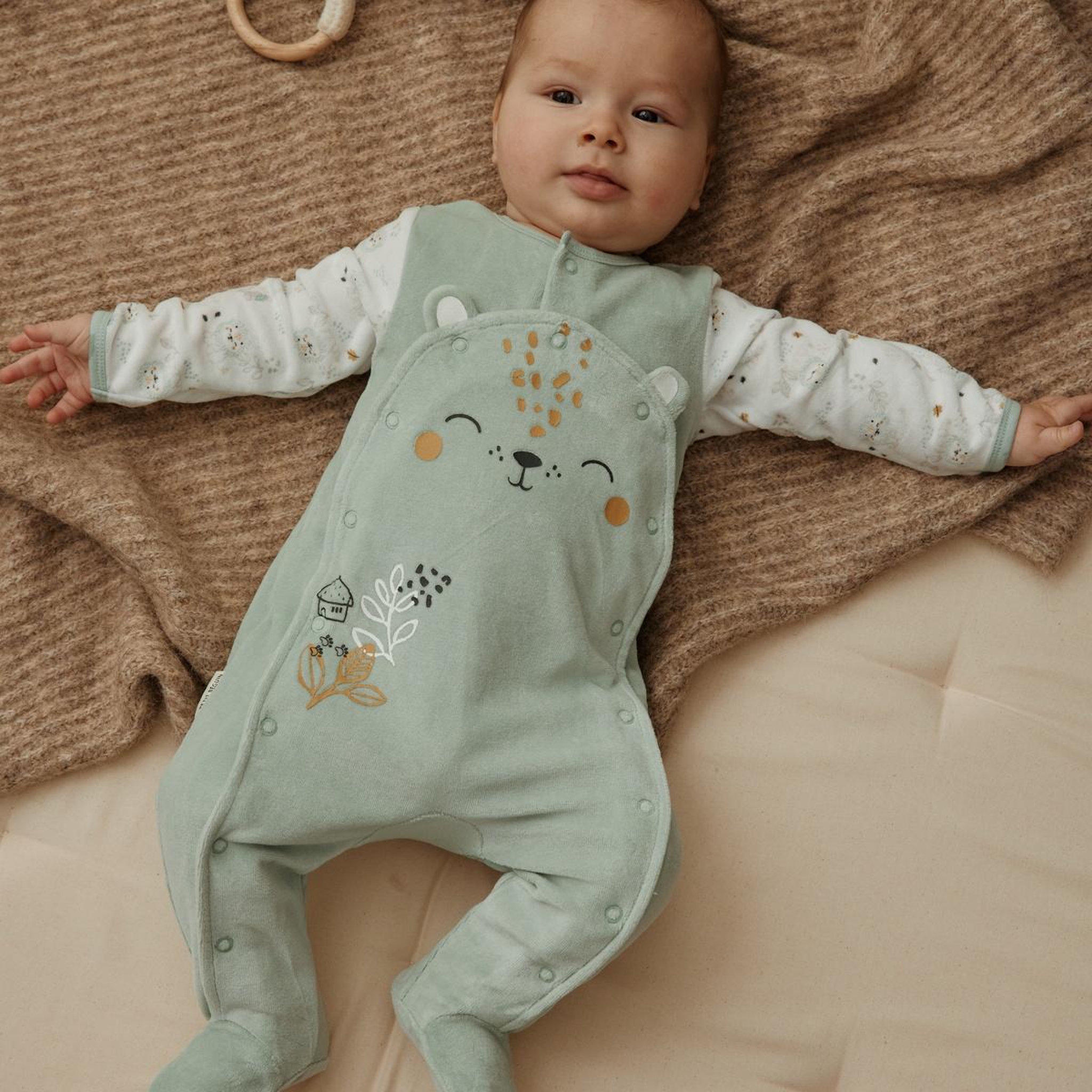 Voir la diapositive 5 : Petit BÃ©guin Pyjama bébé en velours ouverture pont kenya
